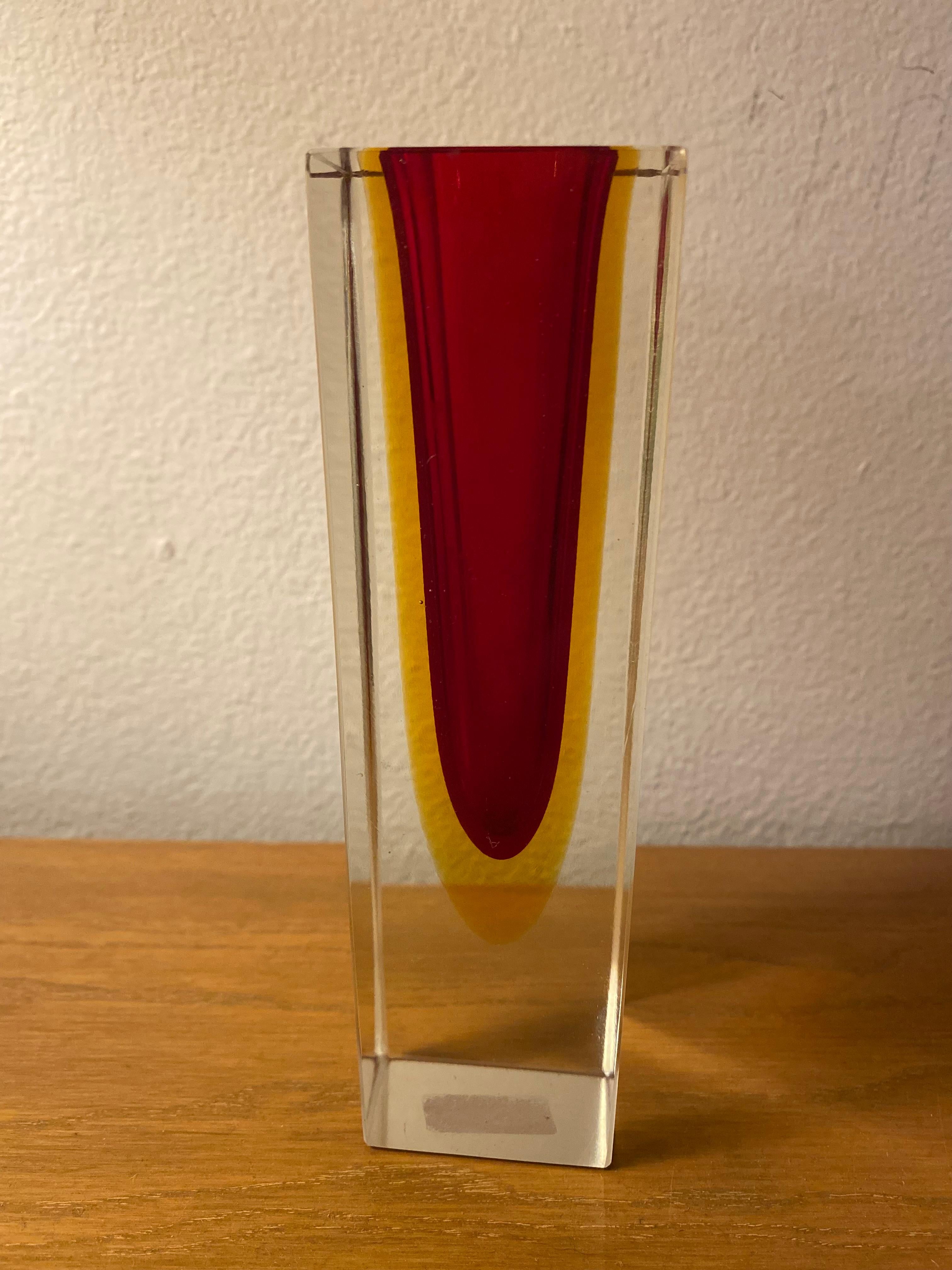 Mid-Century Modern Vase Sommerso Murano à facettes italienne d'Alessandro Mandruzzato - rouge et jaune en vente