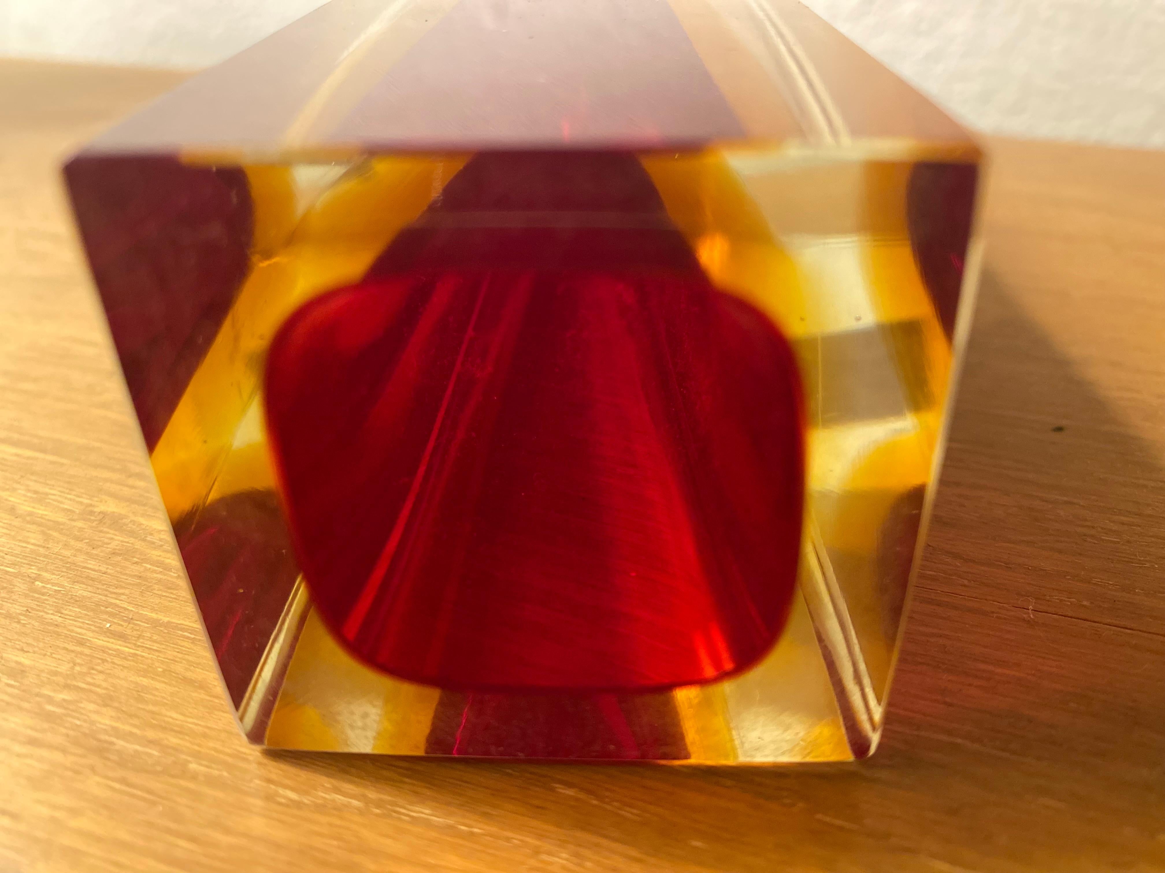 Fait main Vase Sommerso Murano à facettes italienne d'Alessandro Mandruzzato - rouge et jaune en vente