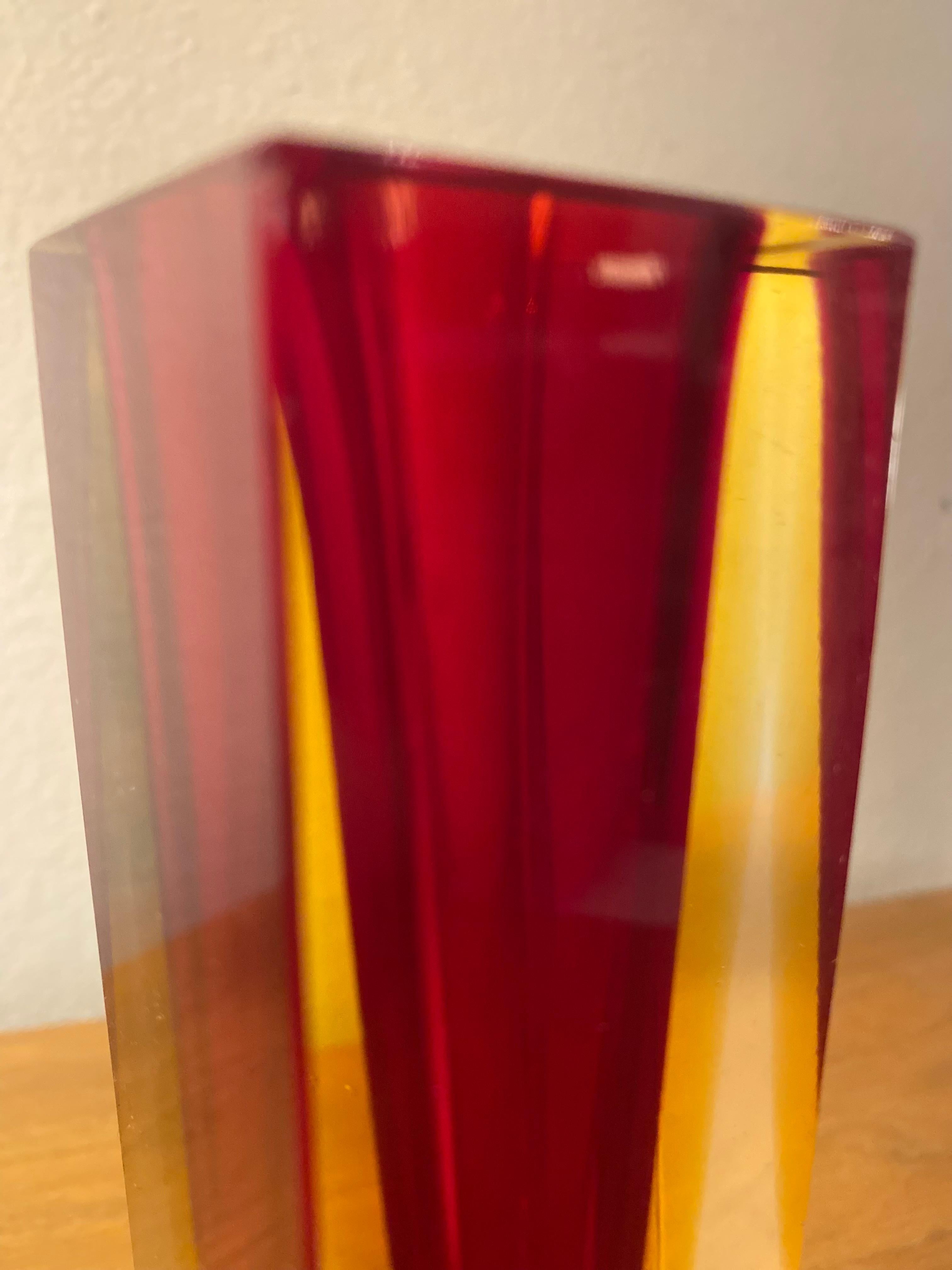 Vase Sommerso Murano à facettes italienne d'Alessandro Mandruzzato - rouge et jaune Bon état - En vente à Pasadena, CA