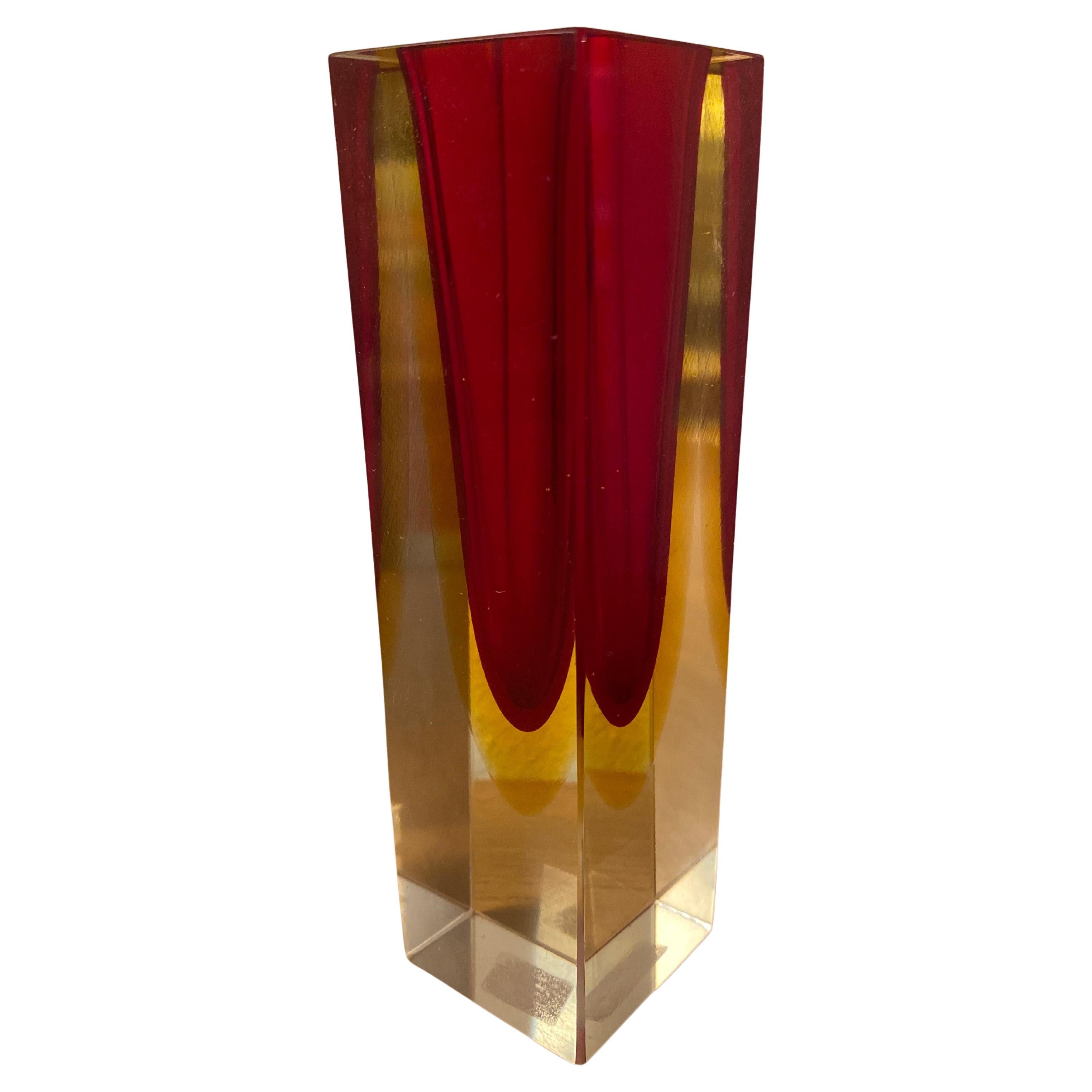 Vase Sommerso Murano à facettes italienne d'Alessandro Mandruzzato - rouge et jaune en vente