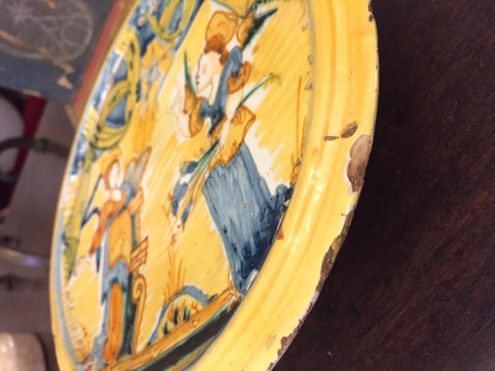 Italian Faience 18th Century Majolica Riser with Annunciation For Sale 2