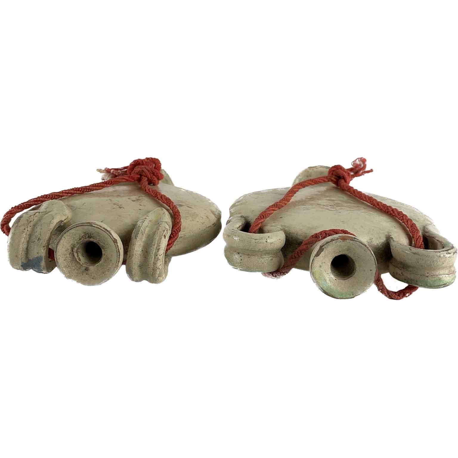 Terre cuite Deux bouteilles en faïence italienne du 19ème siècle décorées de flaques de pèlerinage, presque une paire en vente