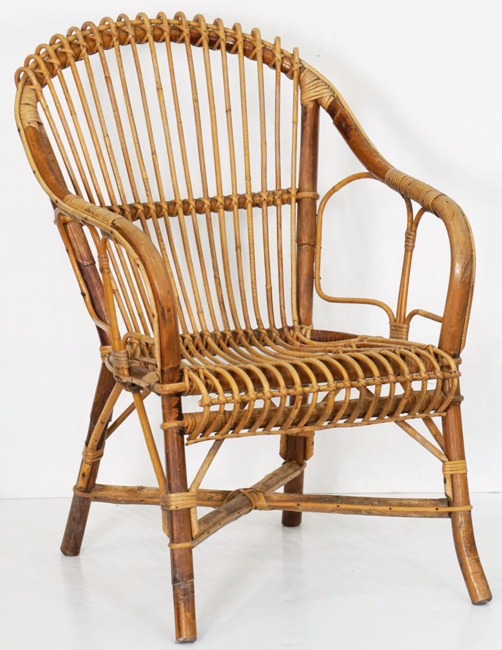 Fauteuil italien vintage en rotin et bambou tressés, datant du milieu du 20e siècle. Le dossier est en forme d'éventail et l'assise est très confortable.