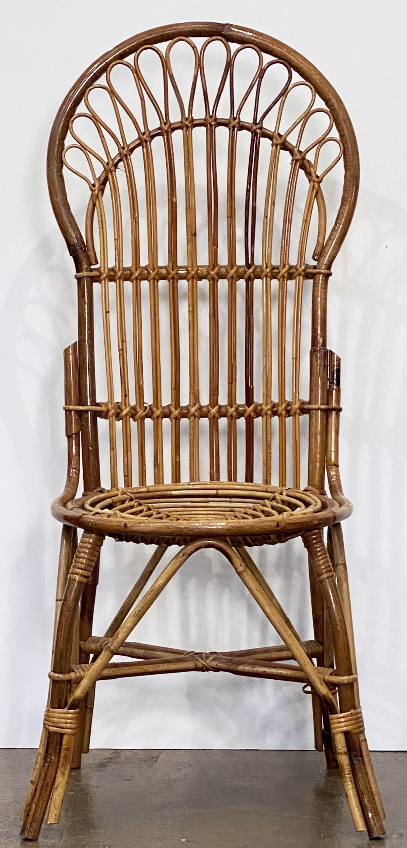 Une belle chaise italienne vintage à dossier en éventail du milieu du 20e siècle, en rotin tressé et bambou, avec un design élégant au niveau du dossier, du siège et des pieds.

Deux disponibles.