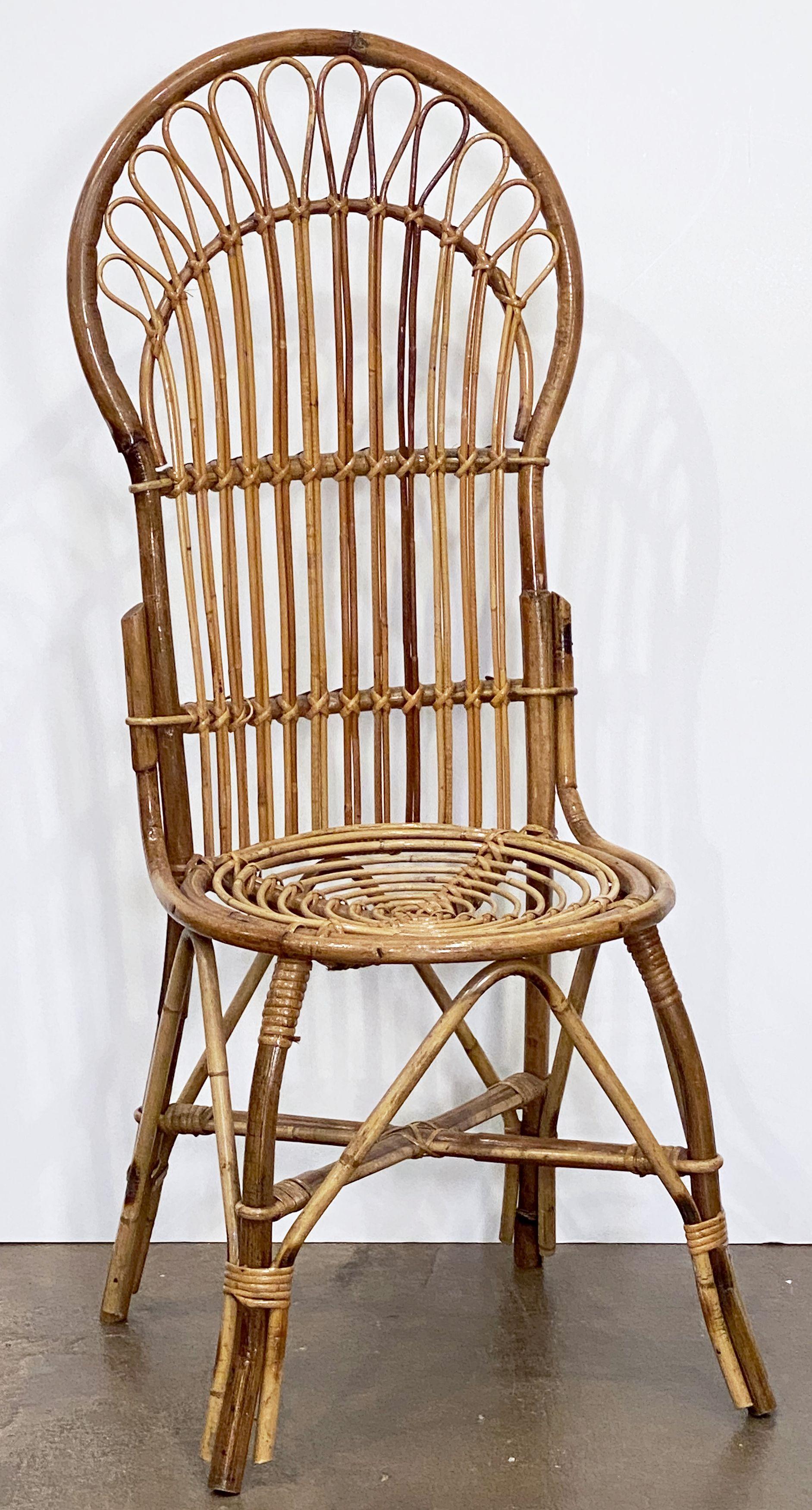 Mid-Century Modern Chaise italienne à dossier en éventail en rotin ou en bambou du milieu du 20ème siècle en vente