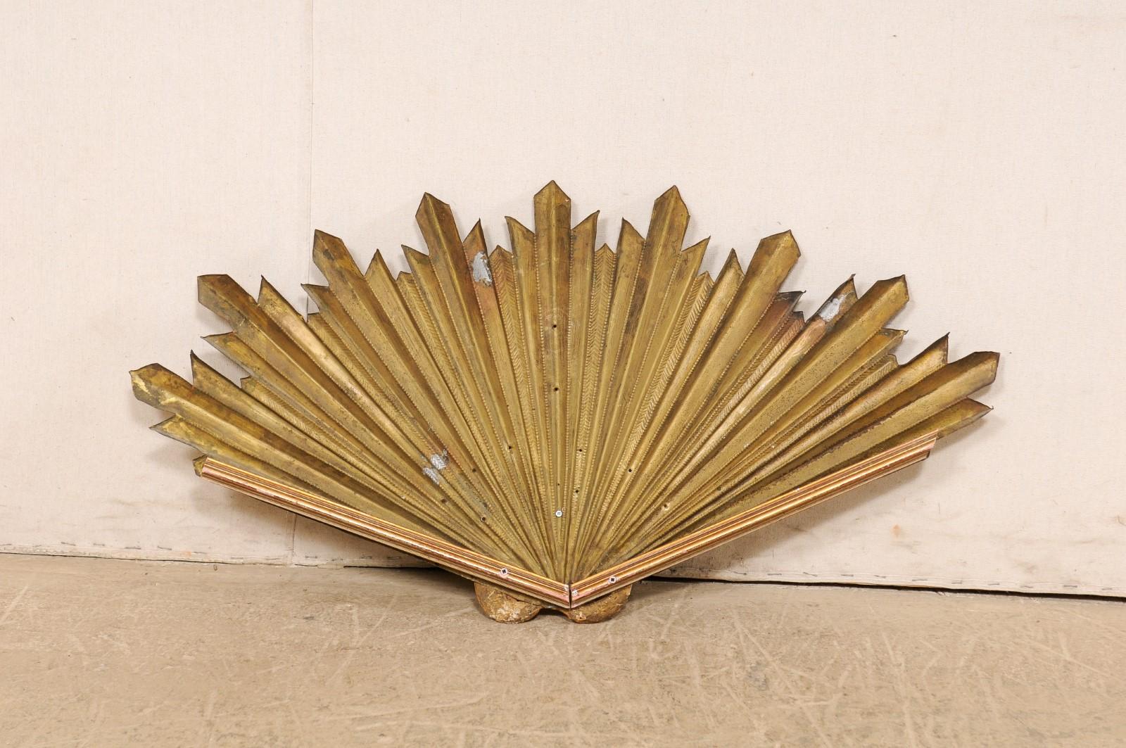 Italian Fan-Shaped Gilt Cloud with Brass Sun-Rays Wall Decoration, 19th Century For Sale 5