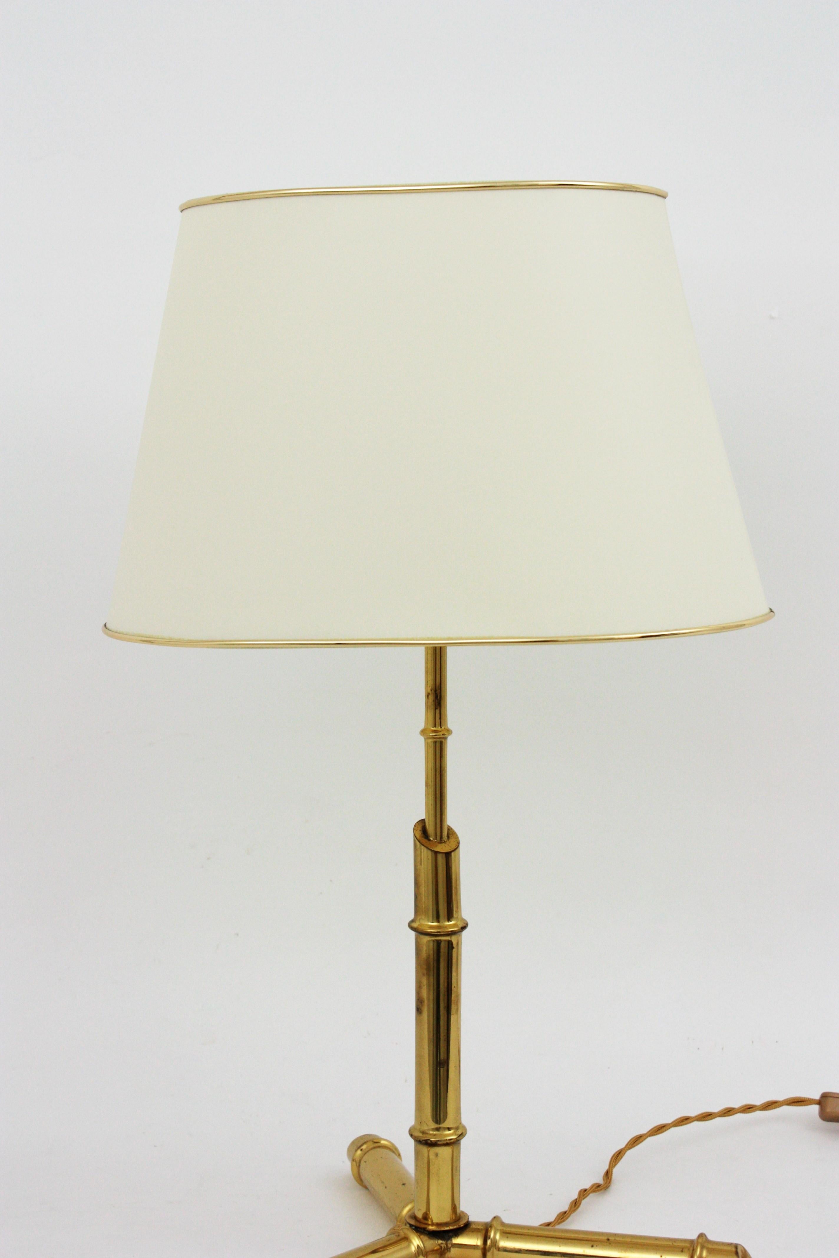 Lampe de bureau à trois pieds en laiton imitation bambou, Italie, années 1970 en vente 1