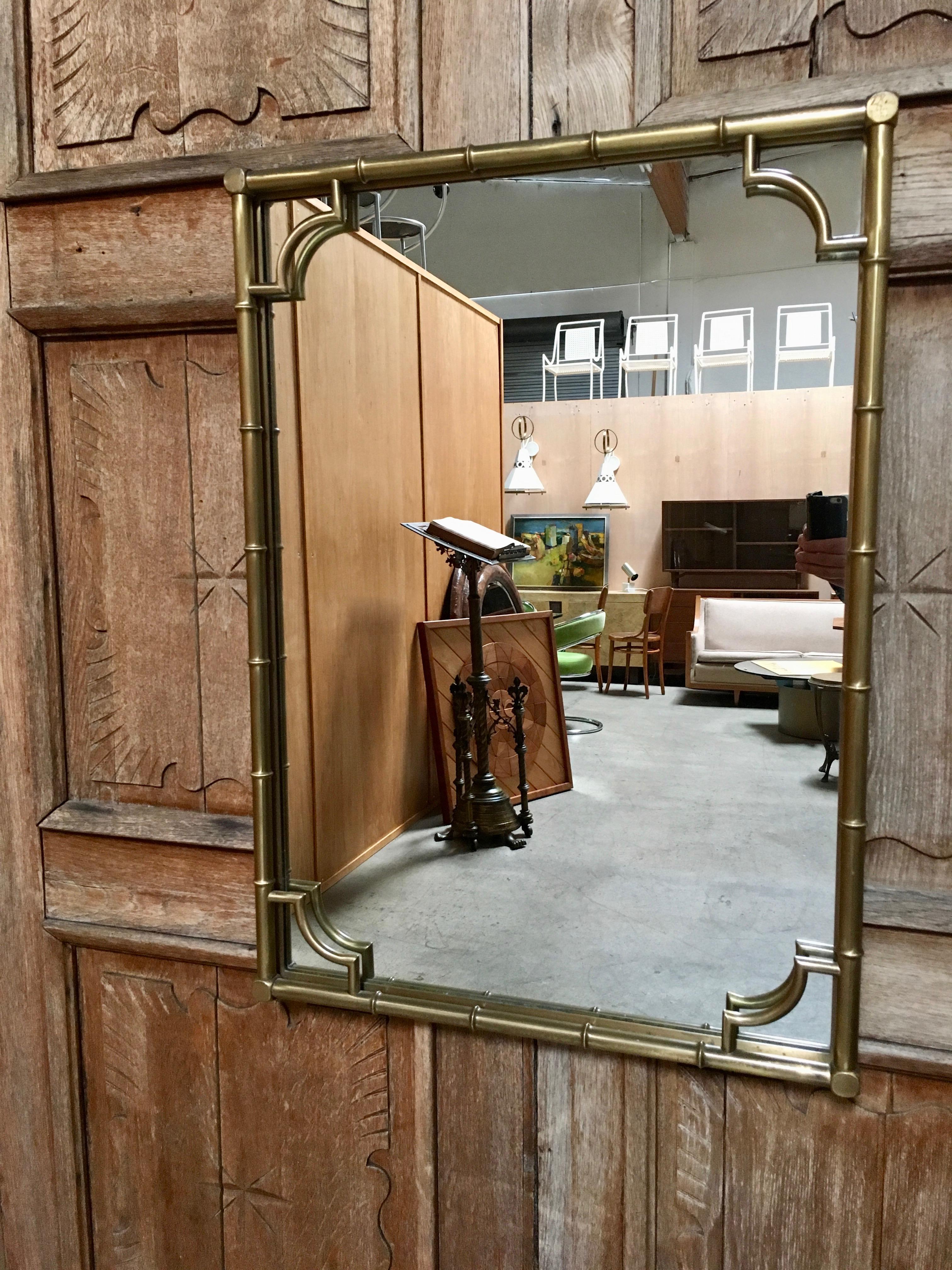 Specchio di grandi dimensioni che può essere appeso in entrambe le direzioni in ottone massiccio con una bella patina.