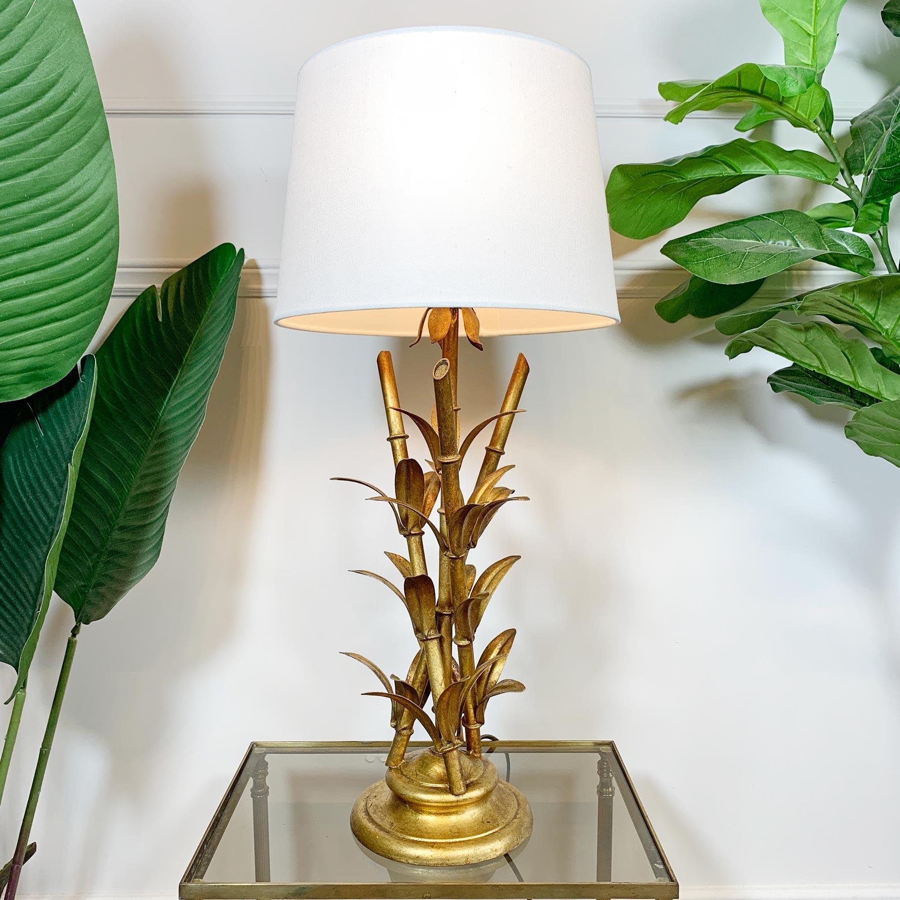 1950’s Italian gilt metal table lamp, in the form of bamboo sticks and leaves. 
The lamp has been fitted with a modern replacement shade.

Measures: Height including shade 66cm x Width 30cm

Height Excluding Shade 50cm x Width 19cm.

Base