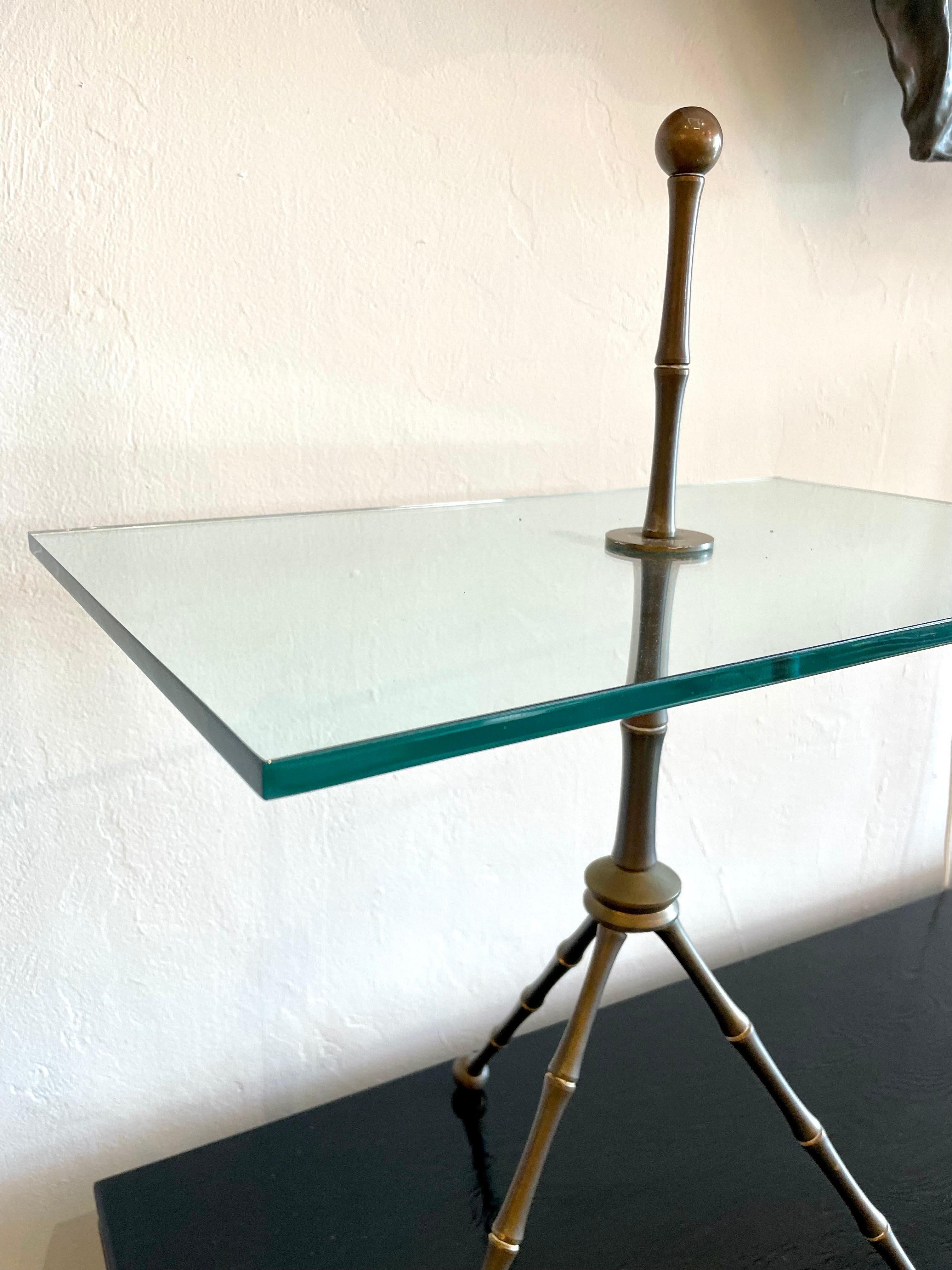 This is a lovely side table in the Jacks style and faux bamboo. The glass is solid and without damages.
Note: Height of the glass plateau is 19 inches from floor.