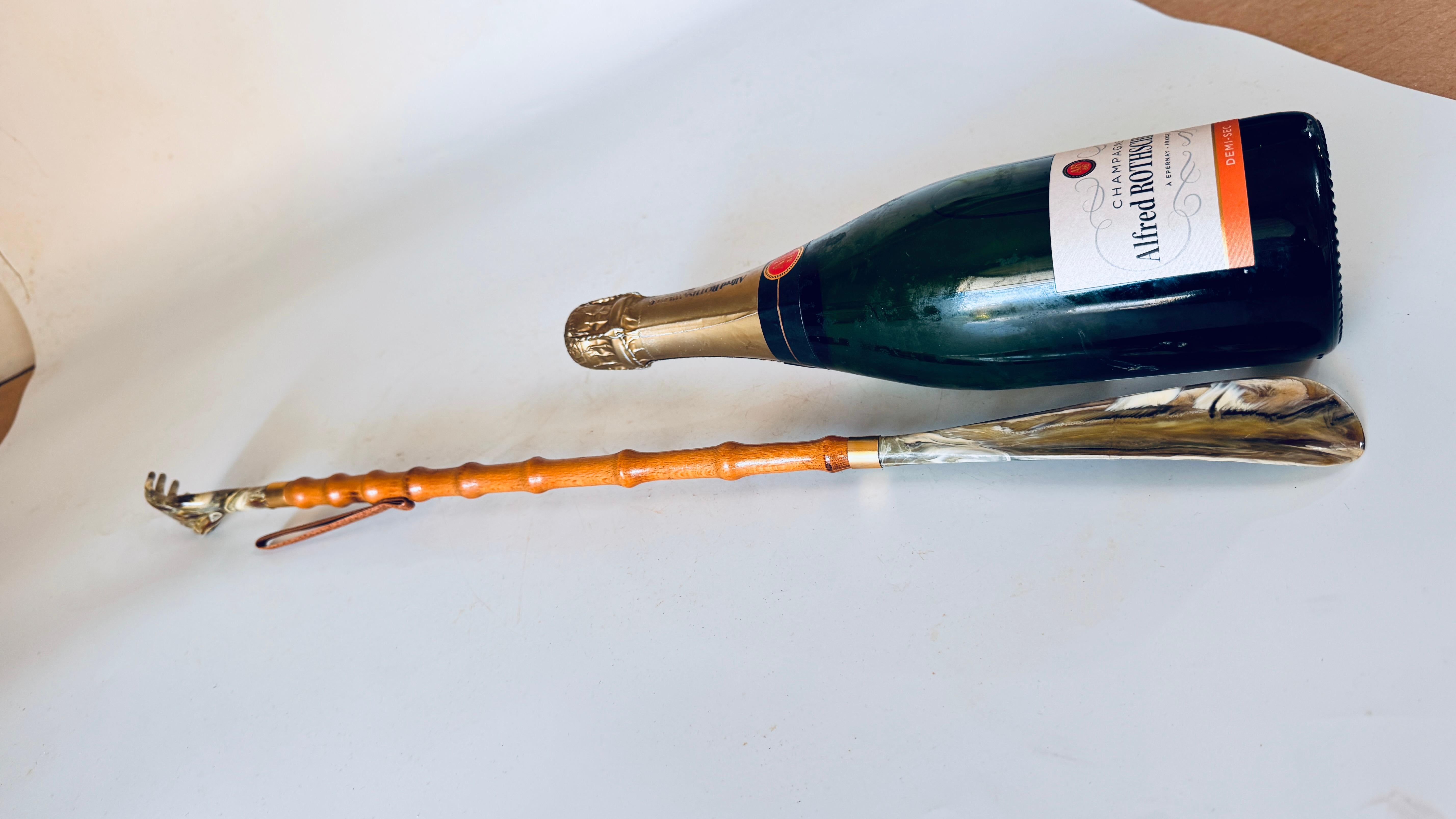  Large Faux Bamboo Shoe Horn & Back Scratcher, Marble-Effect Hand, Vintage Elegance

This vintage dual-purpose shoe horn and back scratcher is a refined and practical accessory that exudes an air of luxury and sophistication. Crafted with a faux