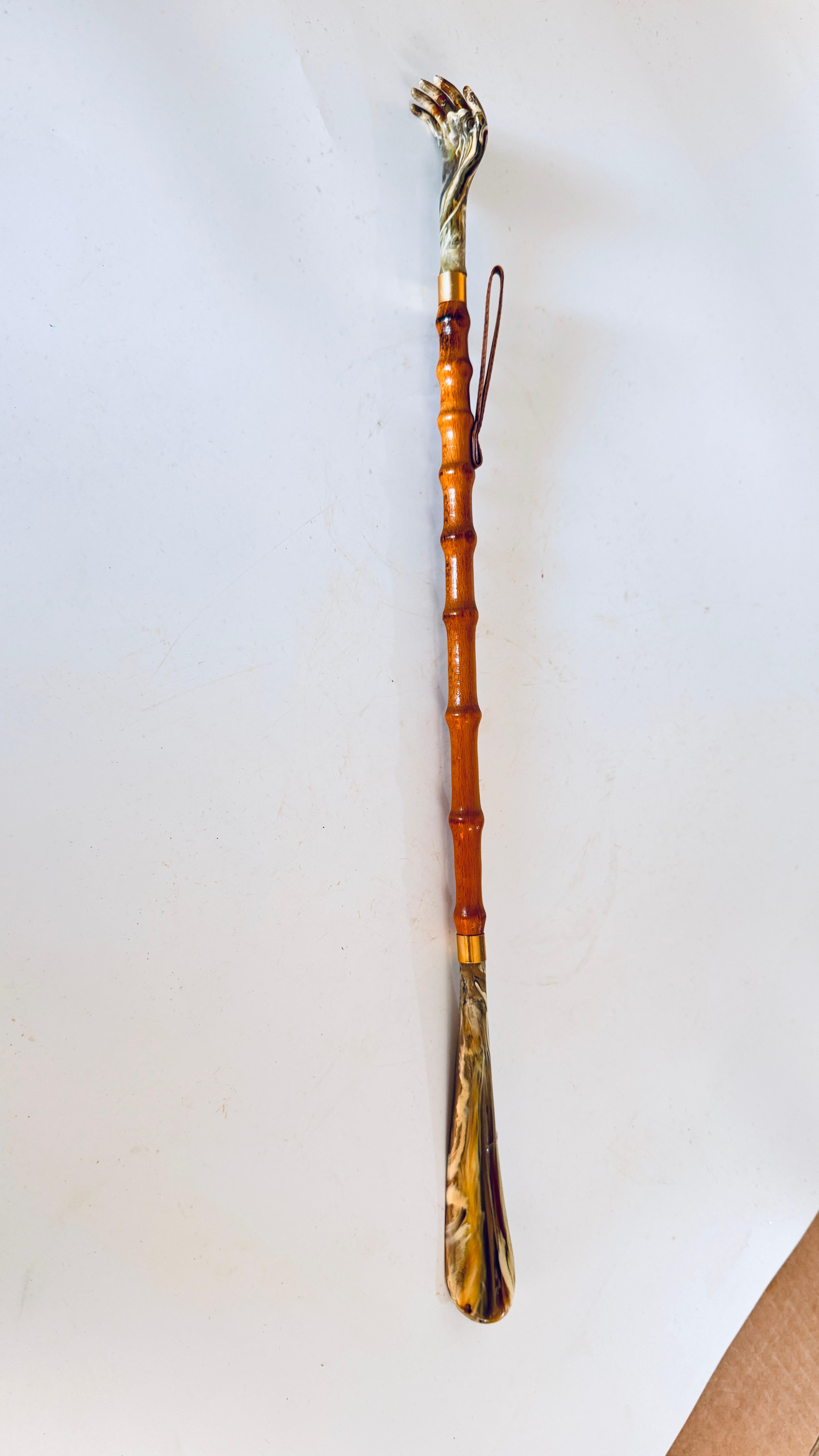 Italian Faux Bamboo Shoehorn and Backscratcher, Italy circa 1960, Brown Color In Good Condition In Auribeau sur Siagne, FR