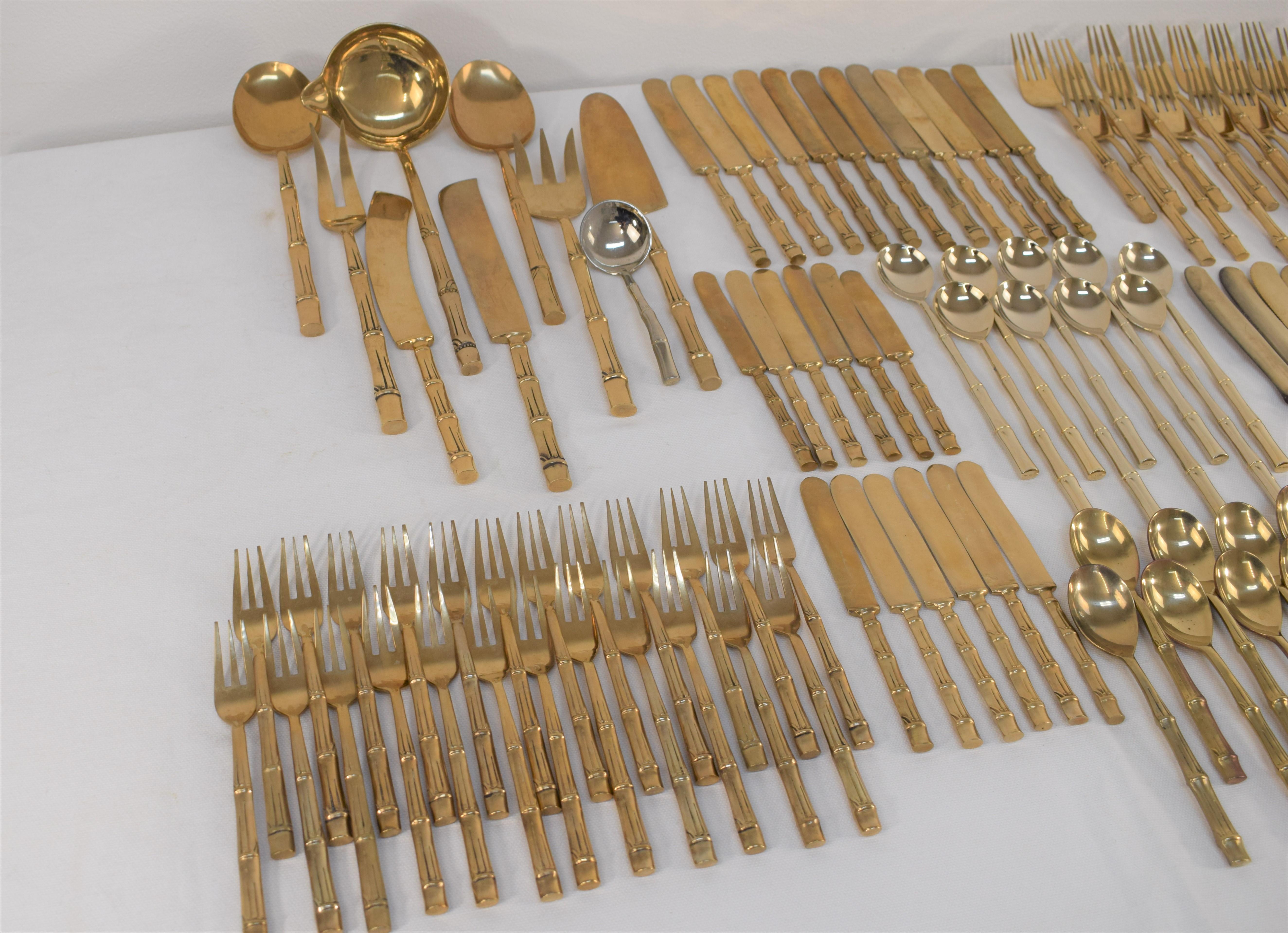 Italian faux bamboo silverware, brass, 1980s.

24 small spoons= 11x2 cm
9 large silverware
31 forks= 20x2,6 cm
12 spoons19,5x4 cm
12 knives= 22,5x2 cm
12 knives 22x2 cm
24 small forks= 15,5x2
9 spoonsi 19x3 cm
12 small knives 17x1,5 cm
11