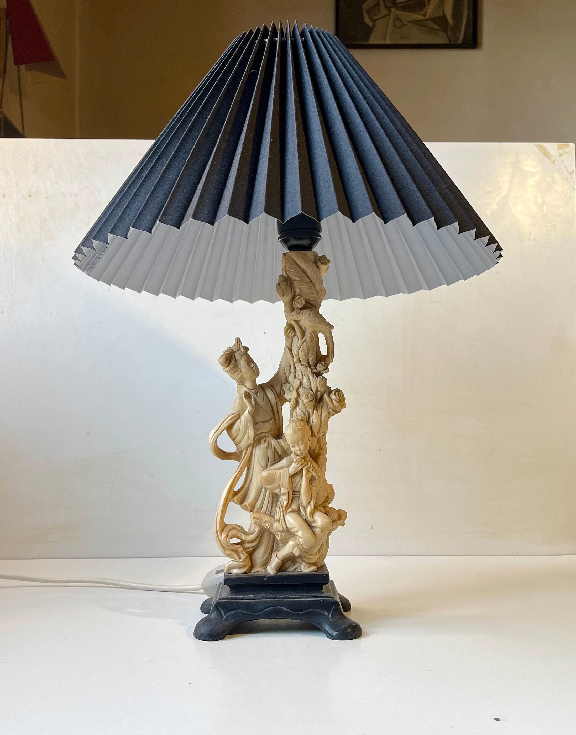 Una lampada da tavolo da geisha in stile giapponese in finto avorio. È realizzato con una massa di pietra bianca/crema lavorata a mano ed è firmato a mano dal creatore. Questo esemplare è stato realizzato in Italia negli anni '40 ed è dotato di un