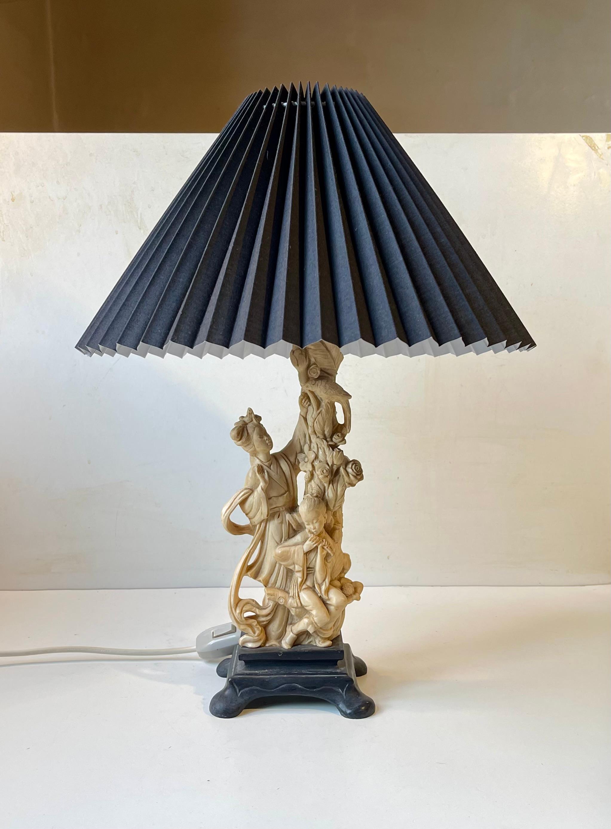 Italiano Lampada da tavolo Geisha in finto avorio di Amilcare Santini, anni '40 in vendita