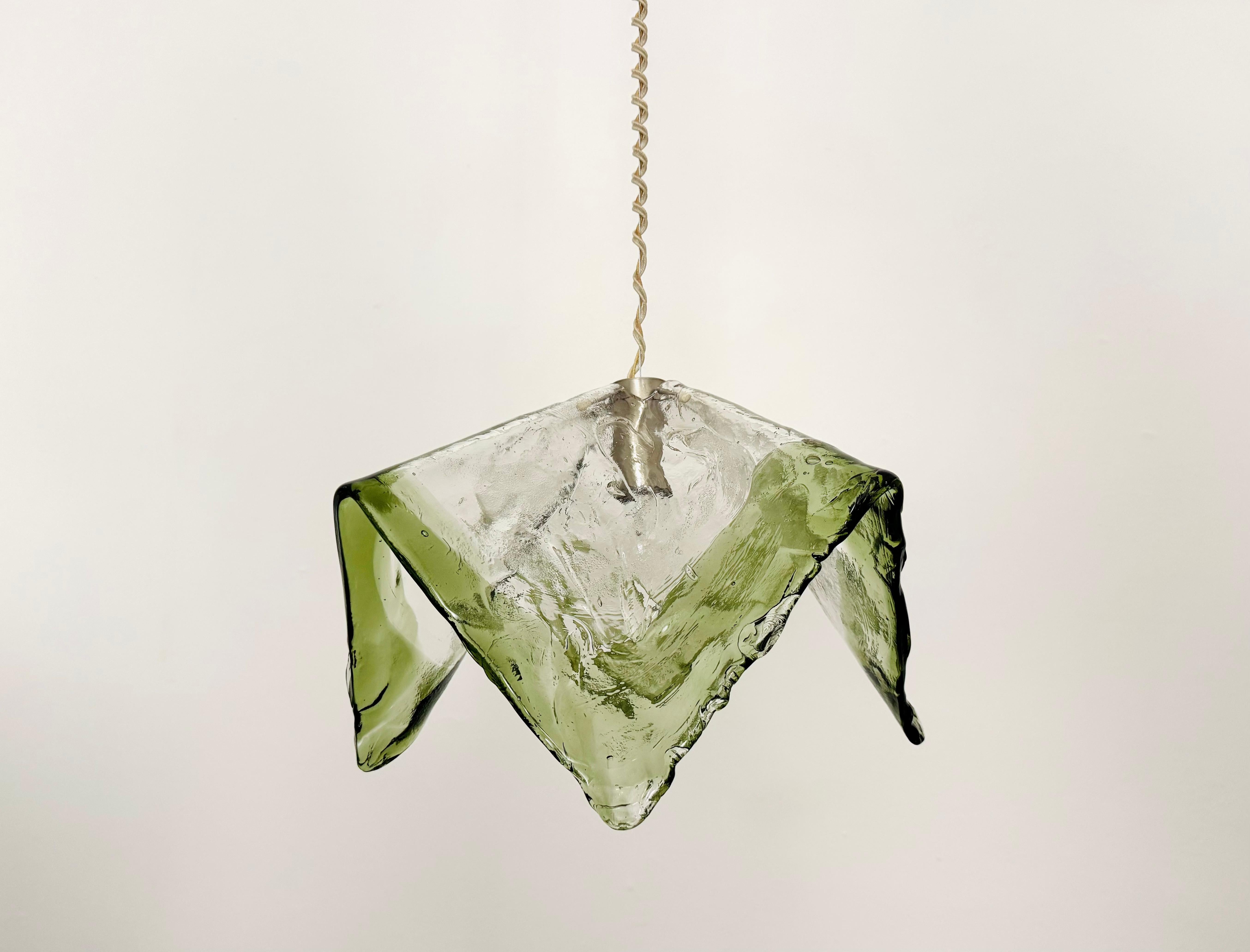 Lampada a sospensione in vetro di Murano molto bella e grande degli anni '60.
La lampada è molto elegante e rara in questa forma.
La struttura del bicchiere crea una luce molto frizzante.
Un design fantastico e un valore aggiunto per qualsiasi