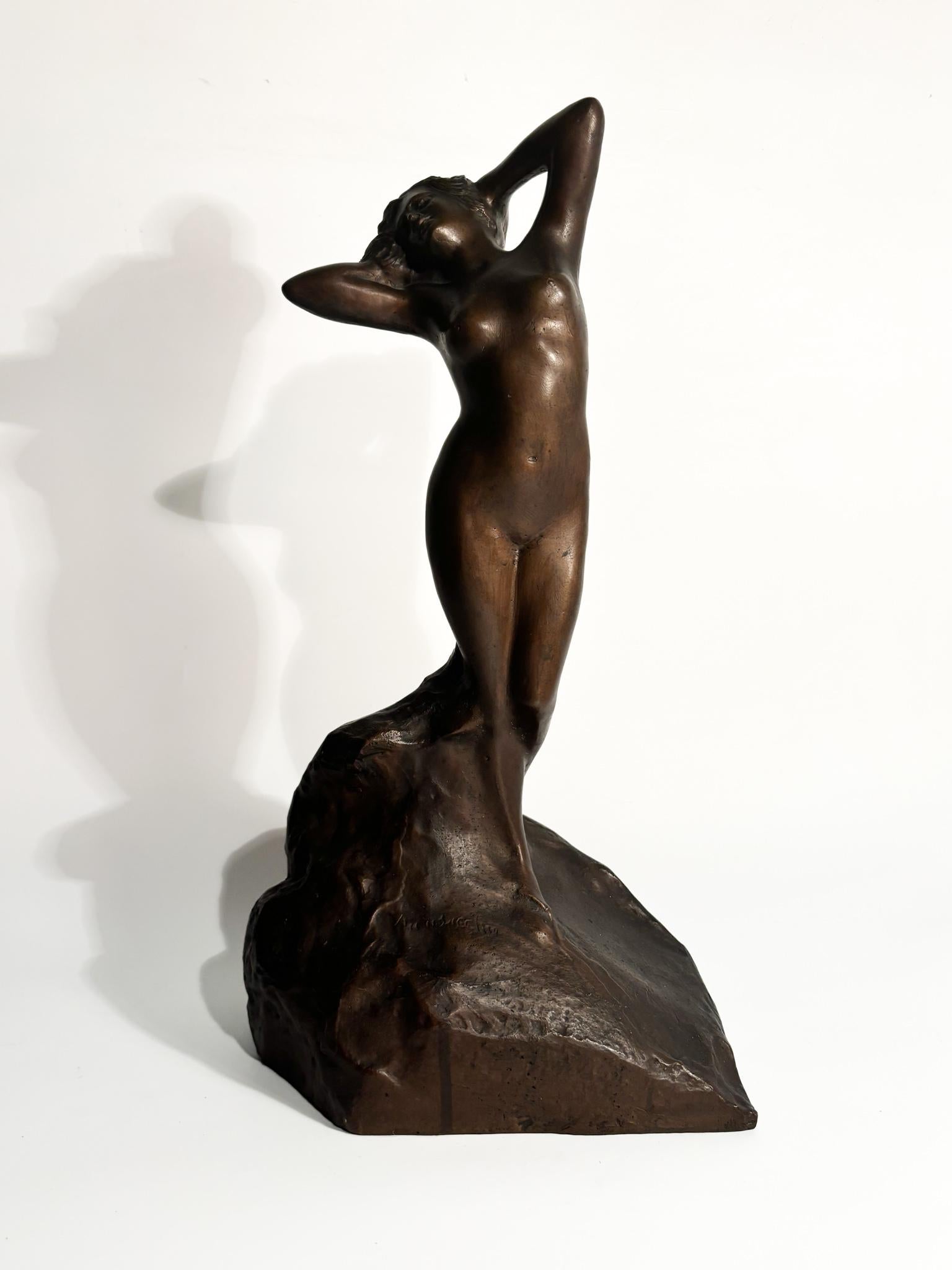 Scultura in bronzo di un bellissimo nudo femminile, realizzata da Vincenzo Aurisicchio nella seconda parte del XIX secolo. La scultura in bronzo è in ottime condizioni. 

Ø cm 23 Ø cm 14 h cm 43

Vincenzo Aurisicchio (Napoli 1855 - 1926) è stato uno