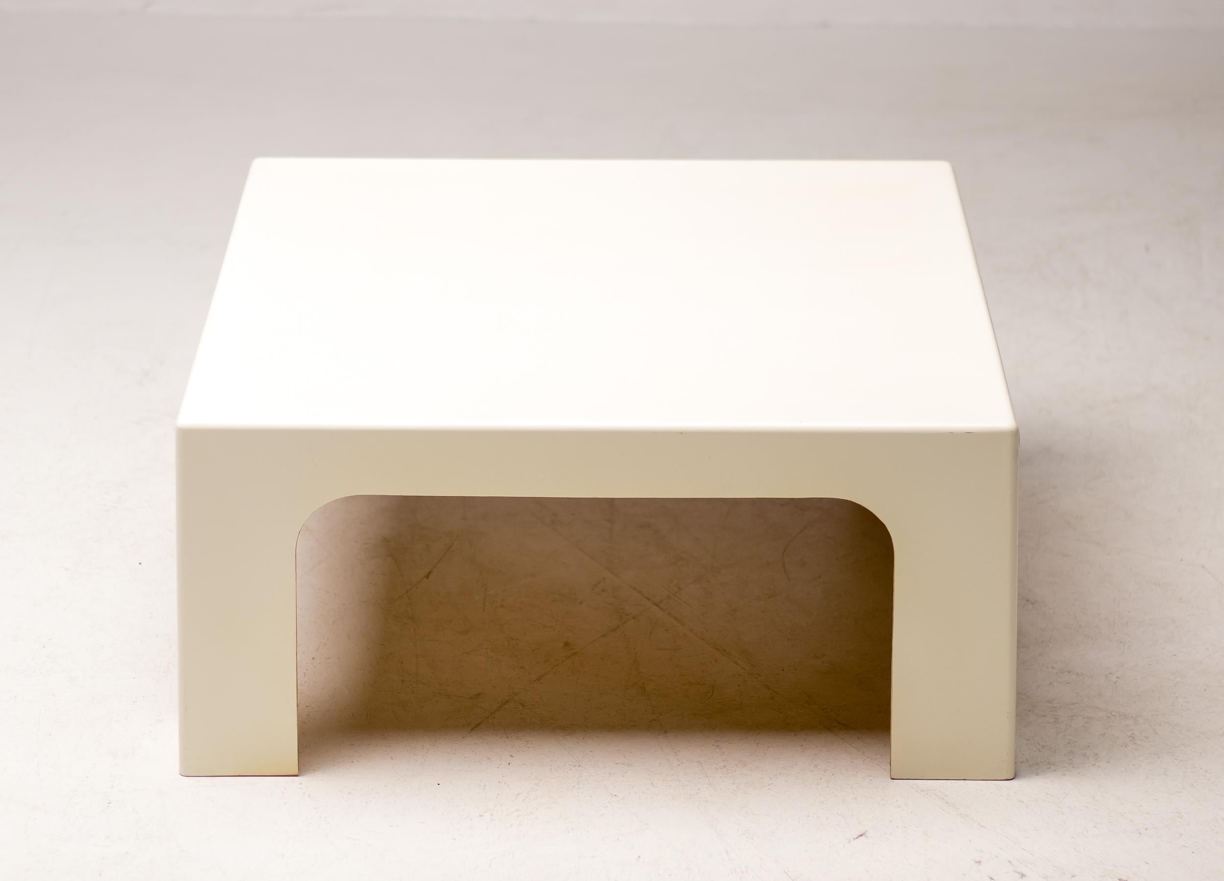 Mid-Century Modern ivory white square Italian coffee table made in fiberglass.
Fine Minimalist design, unmarked.
Good condition, great patina.