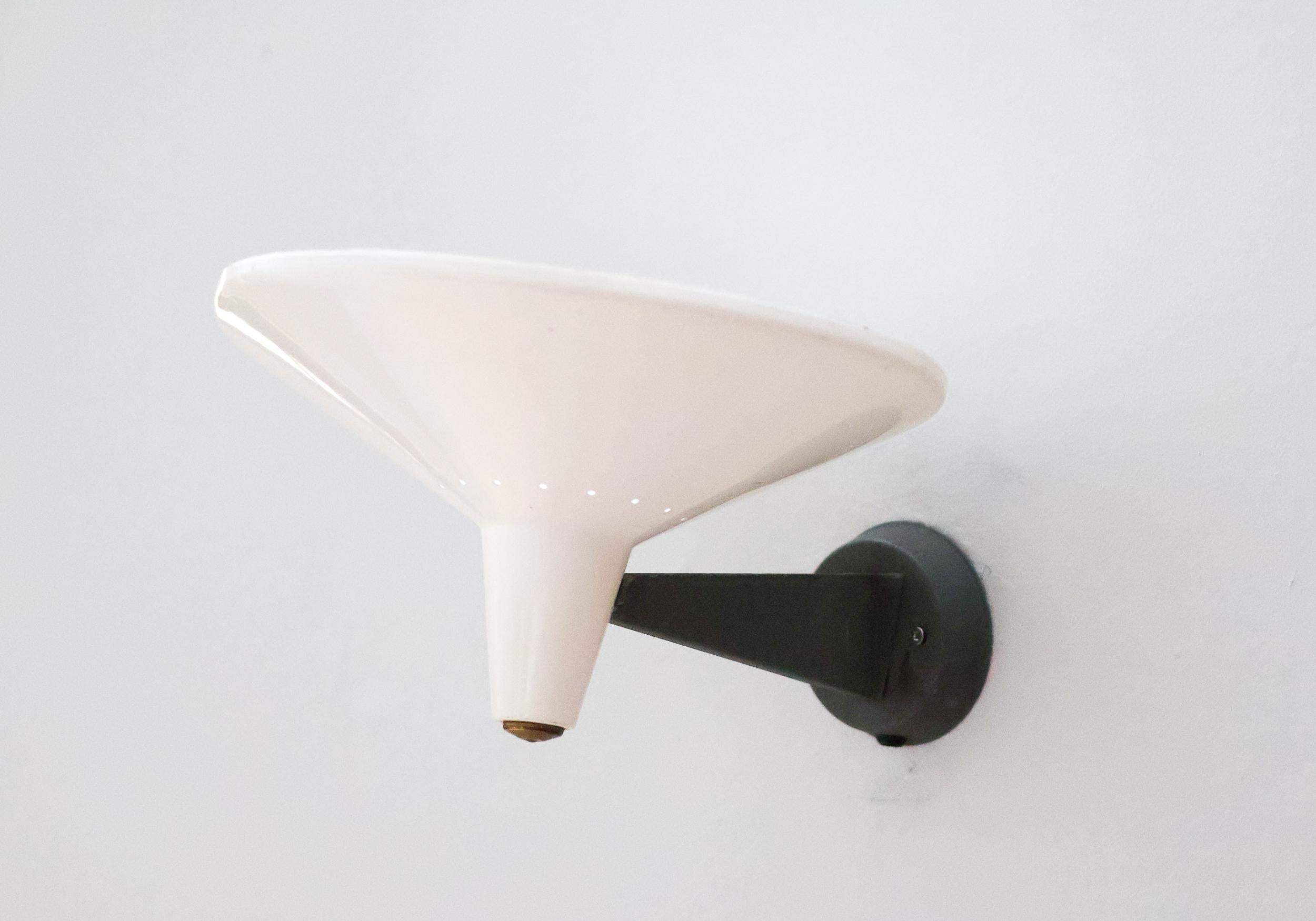 Mid-20th Century Modern wall sconce, made in Italy.
Made in enameled steel, the shade can be adjusted slightly to create the right angle to the wall.
Unmarked.