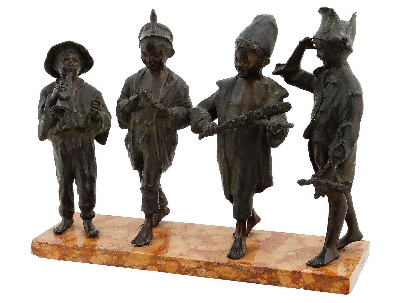 Escultura de grupo de espelta patinada que representa a cuatro alegres músicos masculinos, montada sobre una base de mármol, según el original del maestro escultor italiano napolitano Franceso de Matteis (1852-1917), venerado  por sus