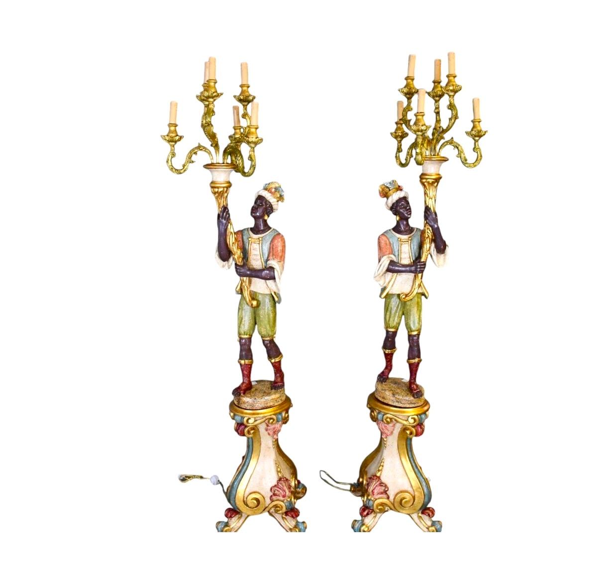 Verwandeln Sie Ihren Raum mit dieser atemberaubenden italienischen figuralen Stehlampe, einem Meisterwerk der europäischen Handwerkskunst des frühen 20. Dieses außergewöhnliche Stück, das Eleganz und Raffinesse ausstrahlt, verbindet zeitlose