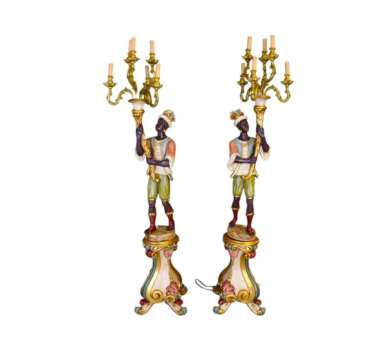 Italienische figurale stehende italienische Kandelaber-Stehlampe, frühes 20. Jahrhundert (Handgeschnitzt) im Angebot