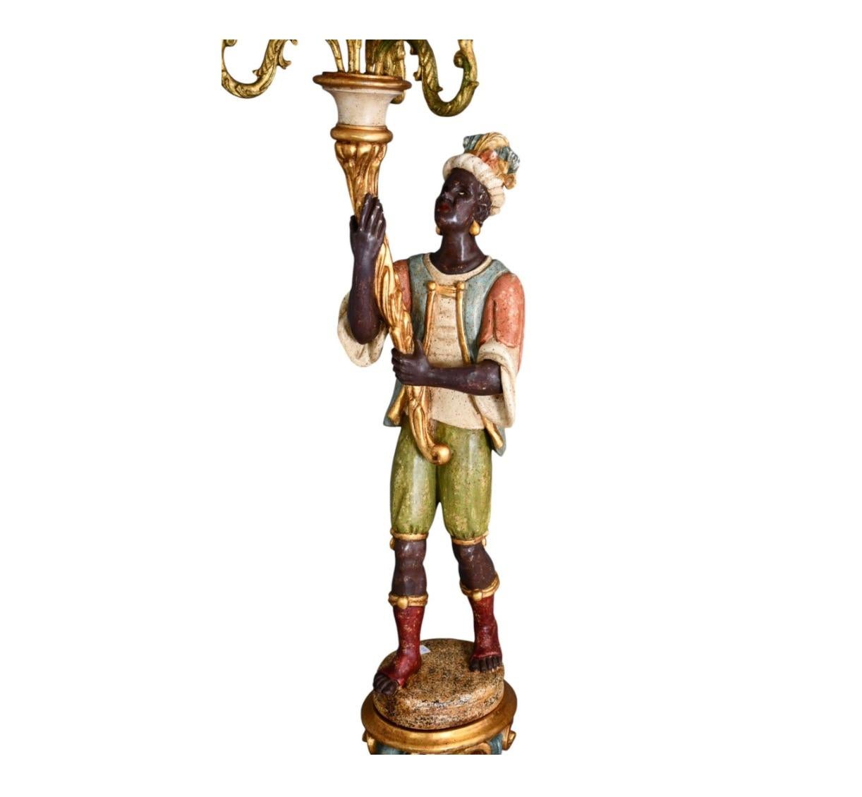 Italienische figurale stehende italienische Kandelaber-Stehlampe, frühes 20. Jahrhundert (Holz) im Angebot