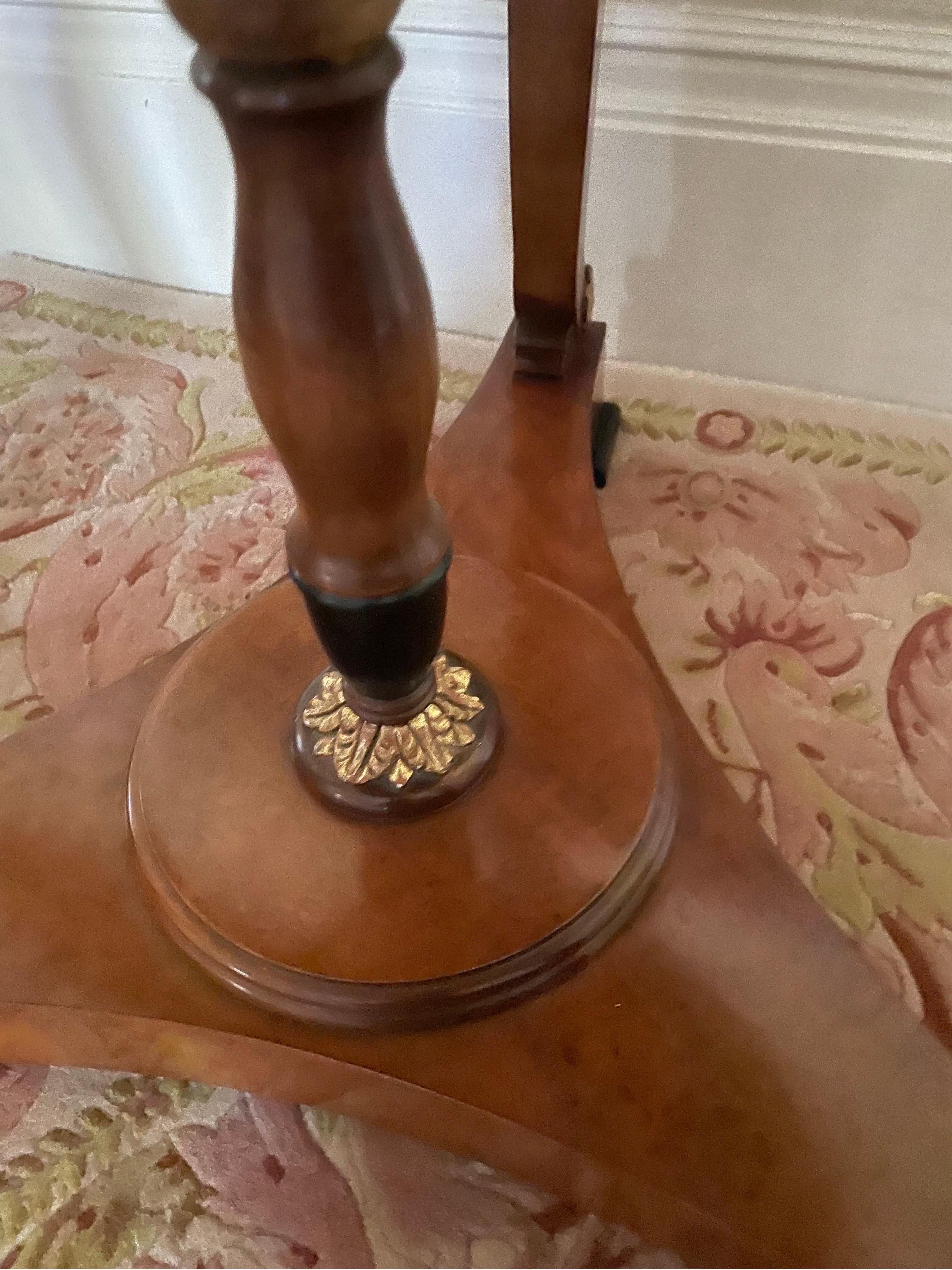 Table fine italienne en acajou avec détails spéciaux.