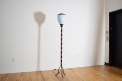 Lampadaire italien en bois de sapin, laiton patiné et verre soufflé, vers 1930