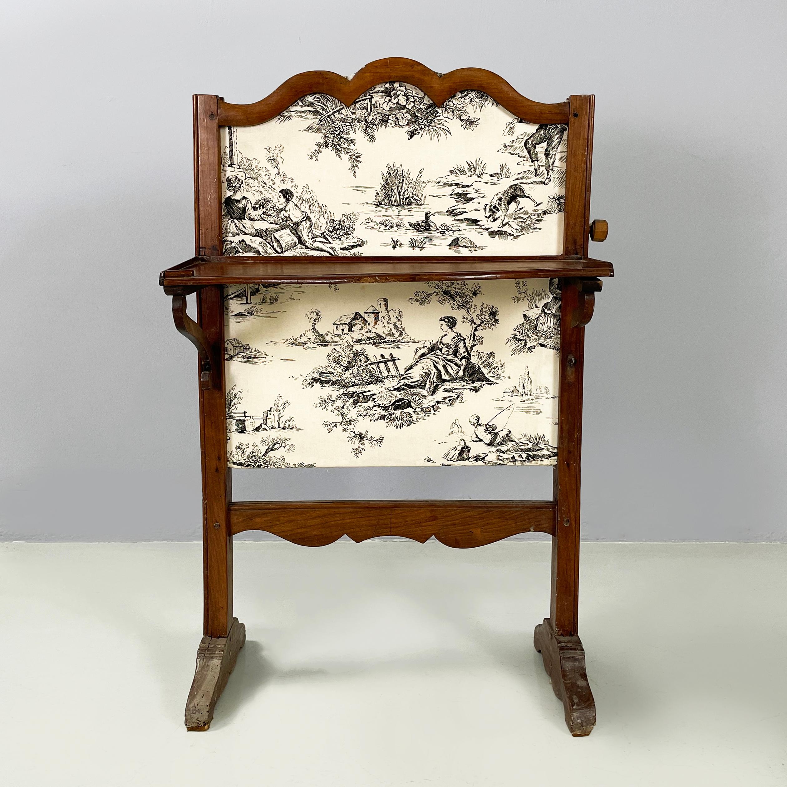 Paravento italiano in tessuto e legno in bianco e nero, inizio 1900
Parafuoco con piano in legno sagomato. La parte anteriore e posteriore del paravento del camino è in tessuto bianco con decorazioni bucoliche e una struttura in legno scuro,