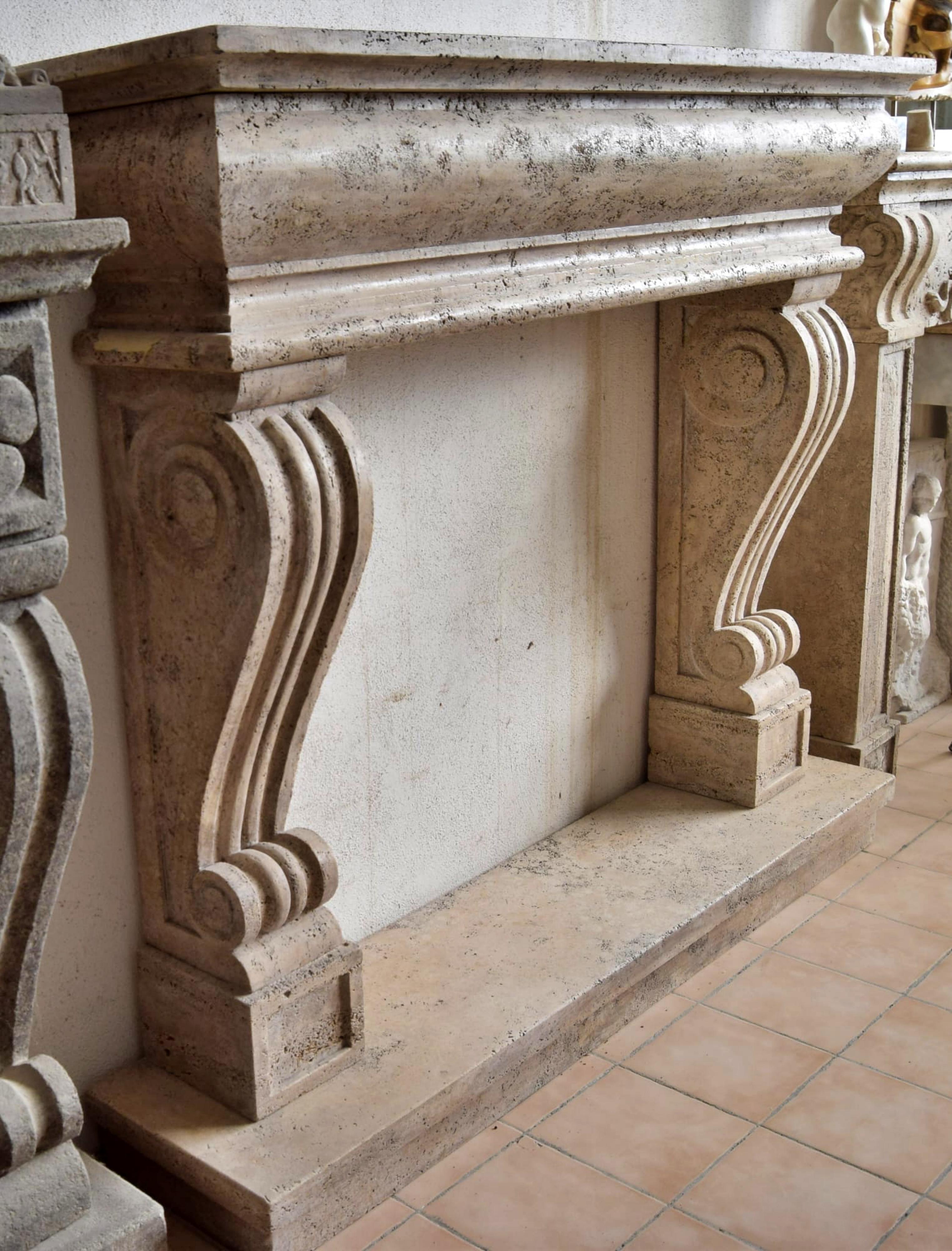 Moderne Cheminée italienne Travertino fin 20e siècle en vente
