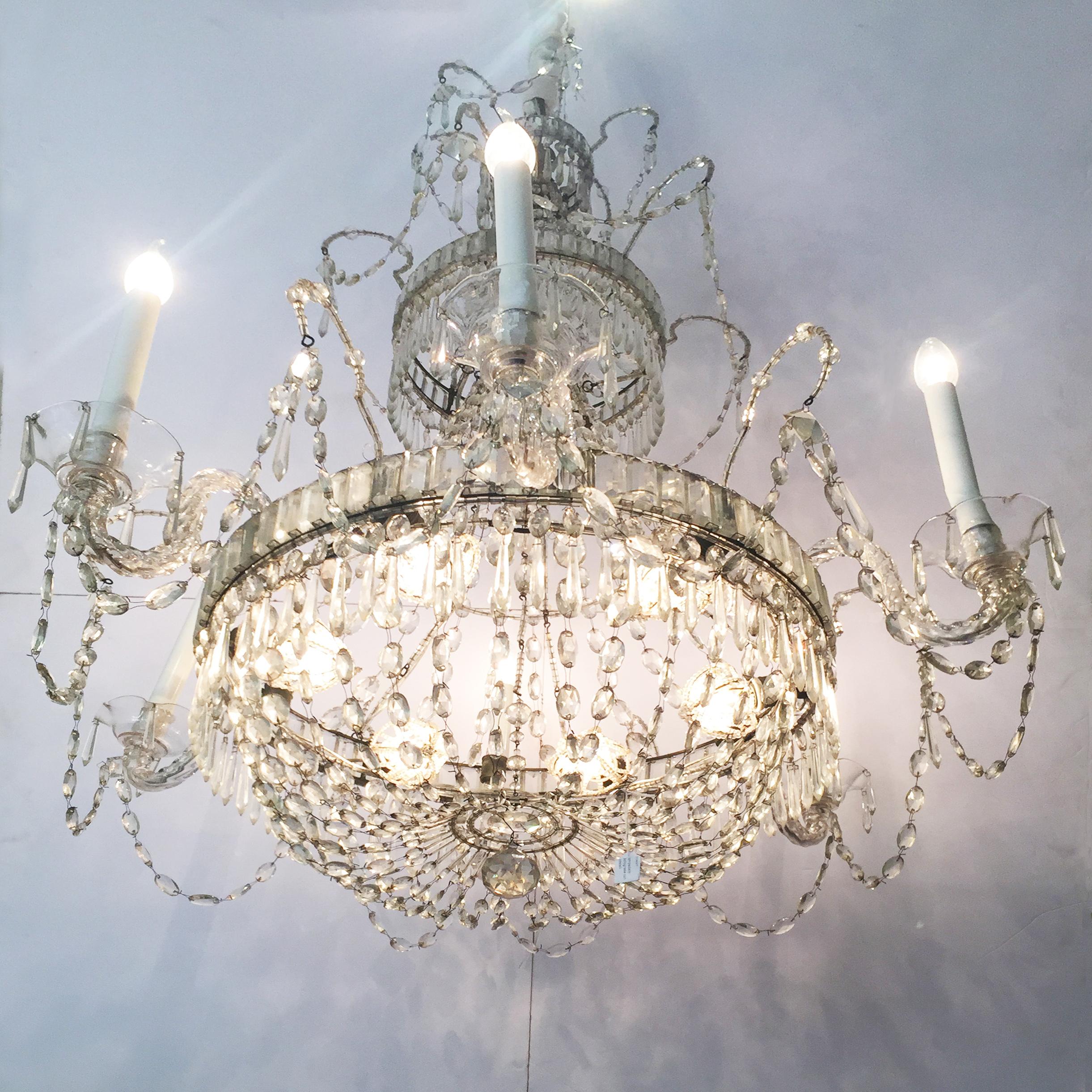 A stunning antique crystal chandelier dating from the late 19th century.
Ring on three levels, six crystal branches and crystal Cascade and dangly.
Composed entirely of clear crystal handmade, there are six branches on a lower level, crystal