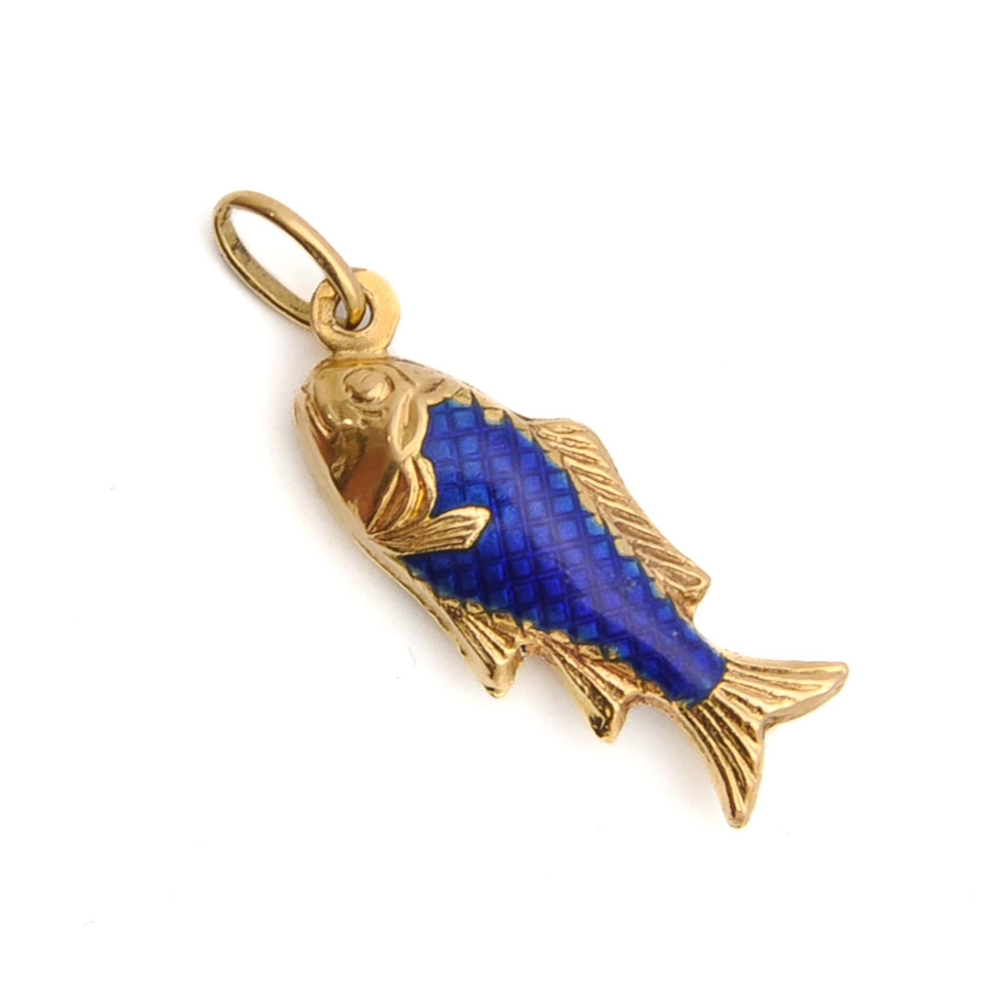 Vintage 18K Gold Enamel Fish Pisces Zodiac Charm Pendant In Good Condition For Sale In Rotterdam, NL
