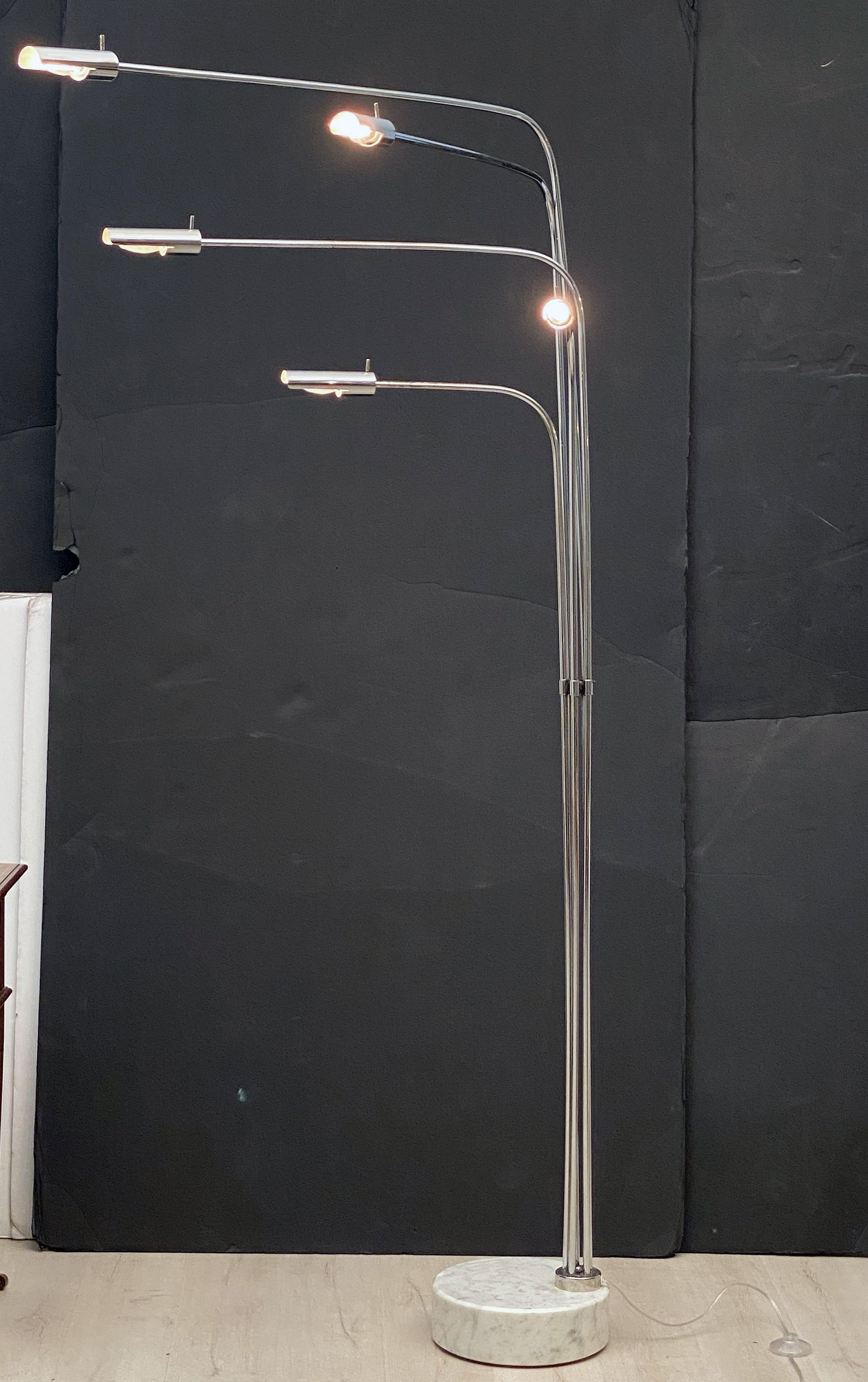 Verstellbare italienische fünfarmige verstellbare Stehlampe aus Nickel mit Marmorsockel im Angebot 5