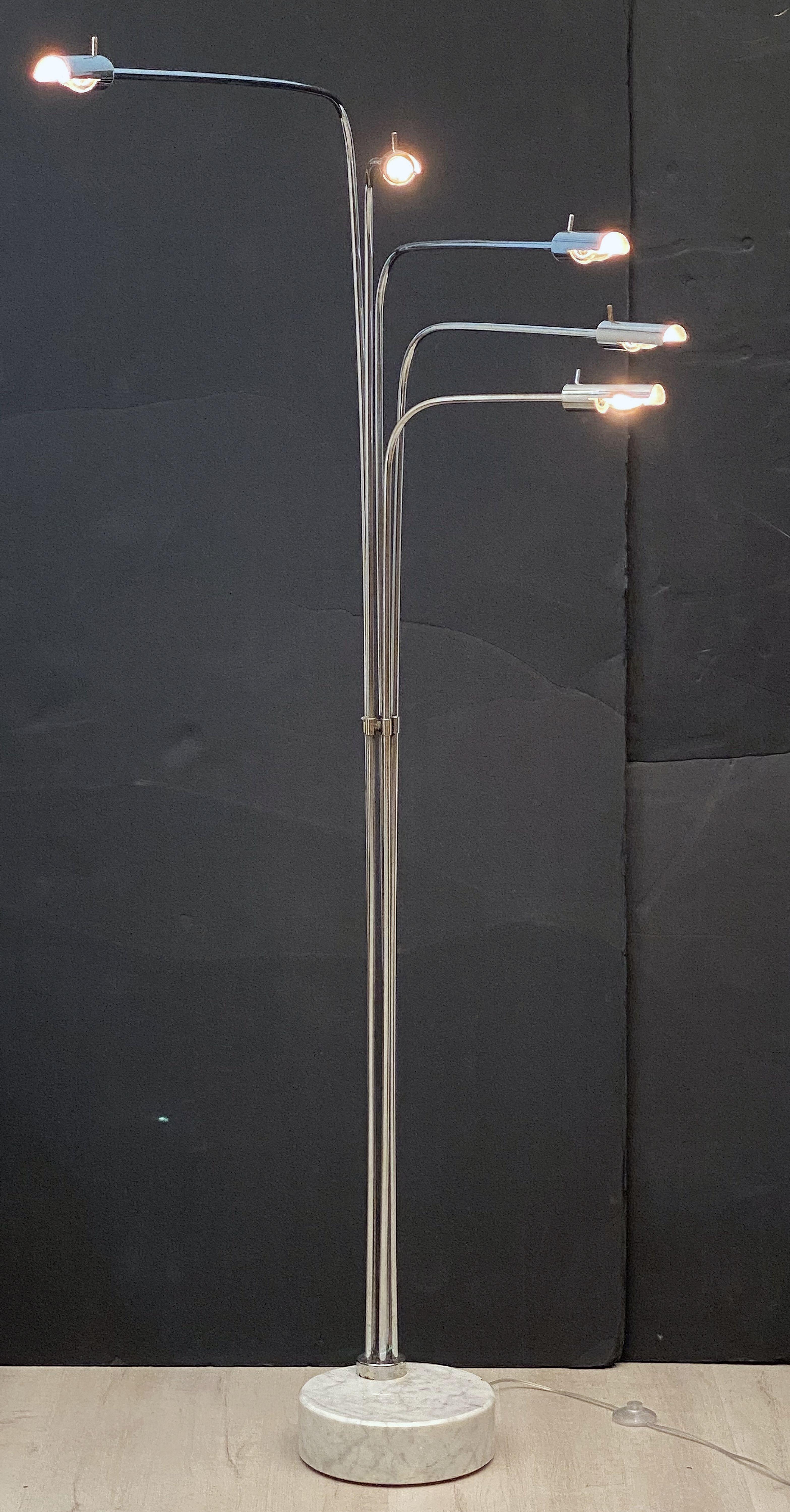 Verstellbare italienische fünfarmige verstellbare Stehlampe aus Nickel mit Marmorsockel im Angebot 11
