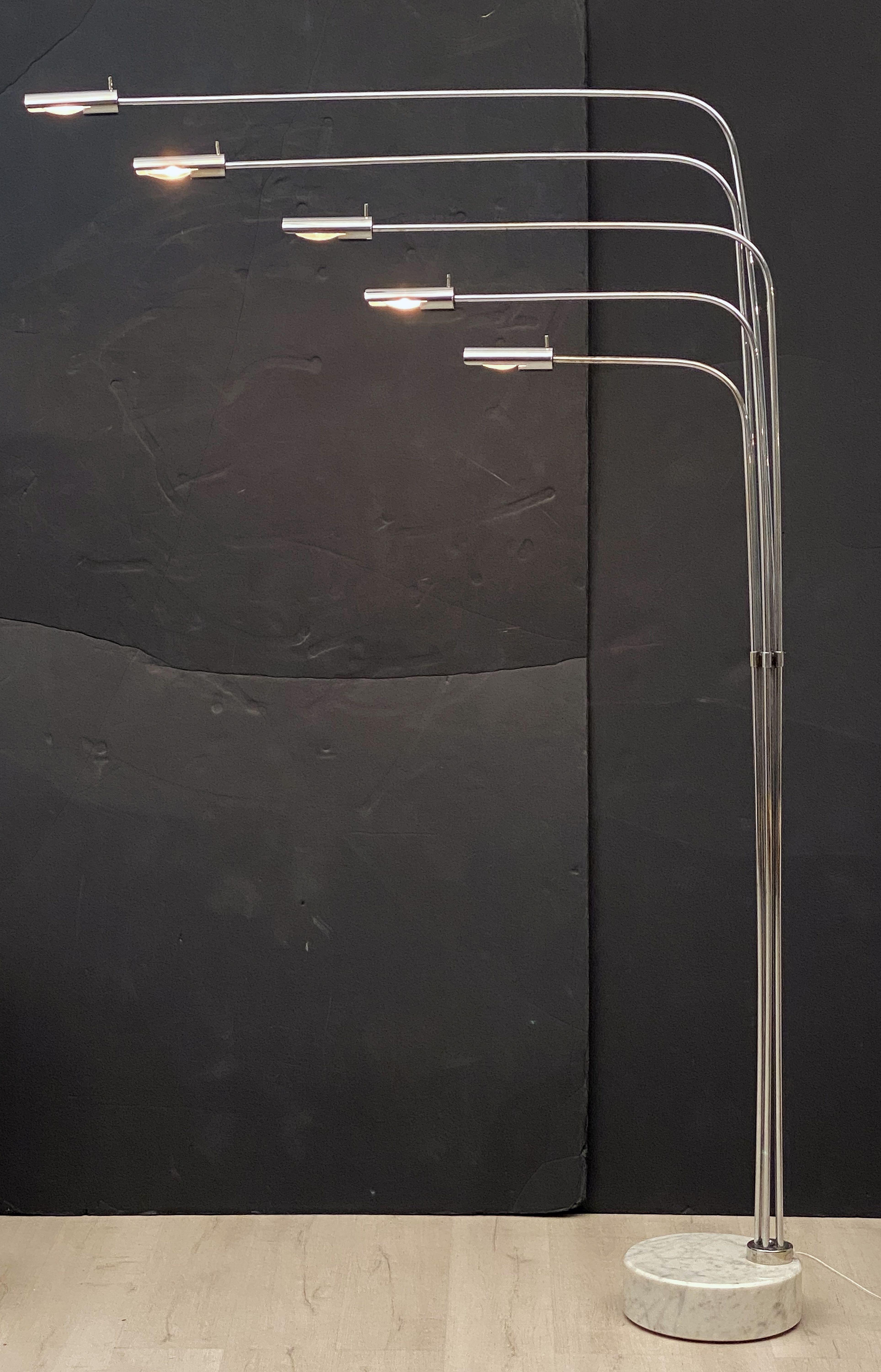 Verstellbare italienische fünfarmige verstellbare Stehlampe aus Nickel mit Marmorsockel (Art déco) im Angebot