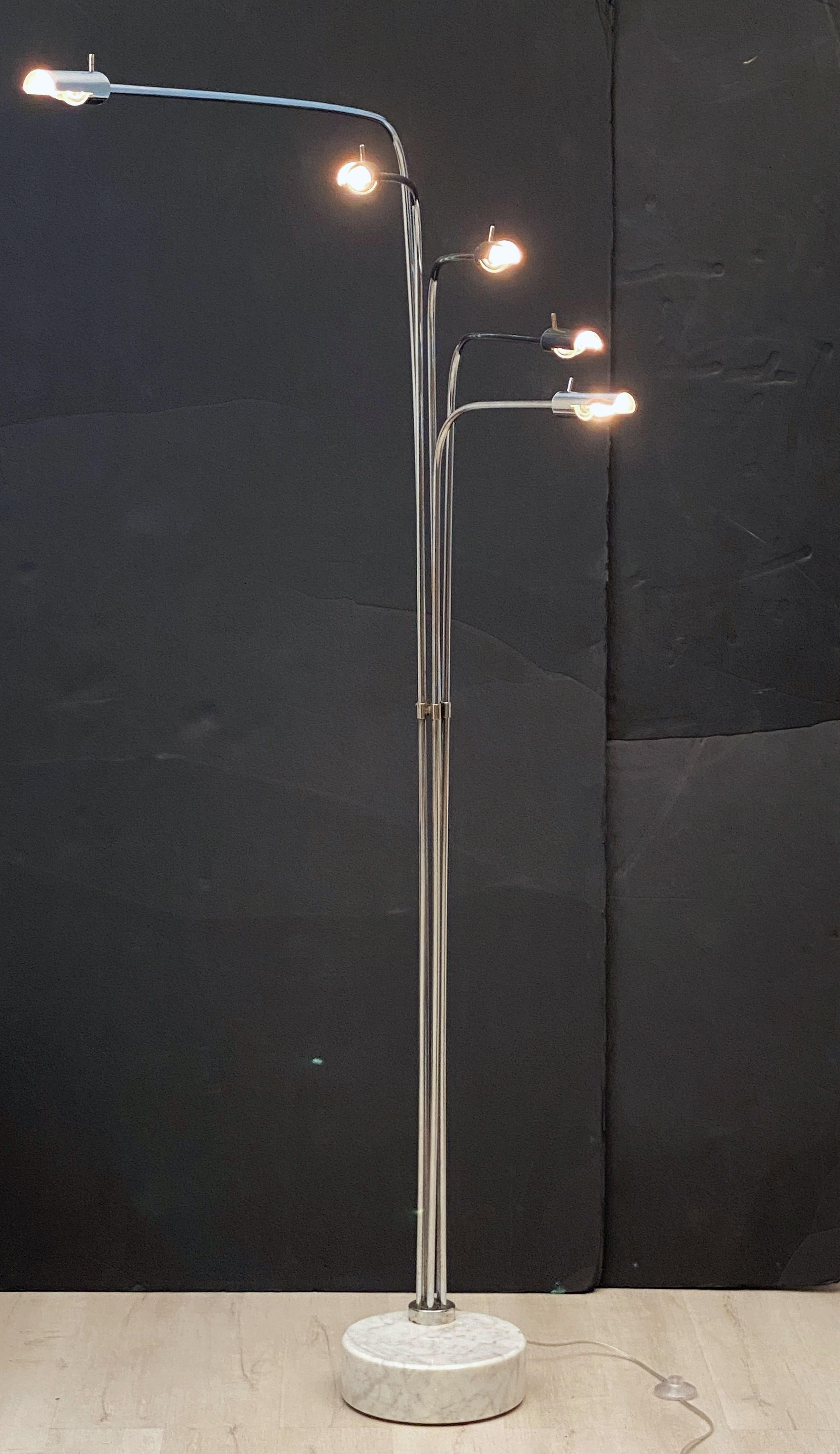 Verstellbare italienische fünfarmige verstellbare Stehlampe aus Nickel mit Marmorsockel (Glas) im Angebot
