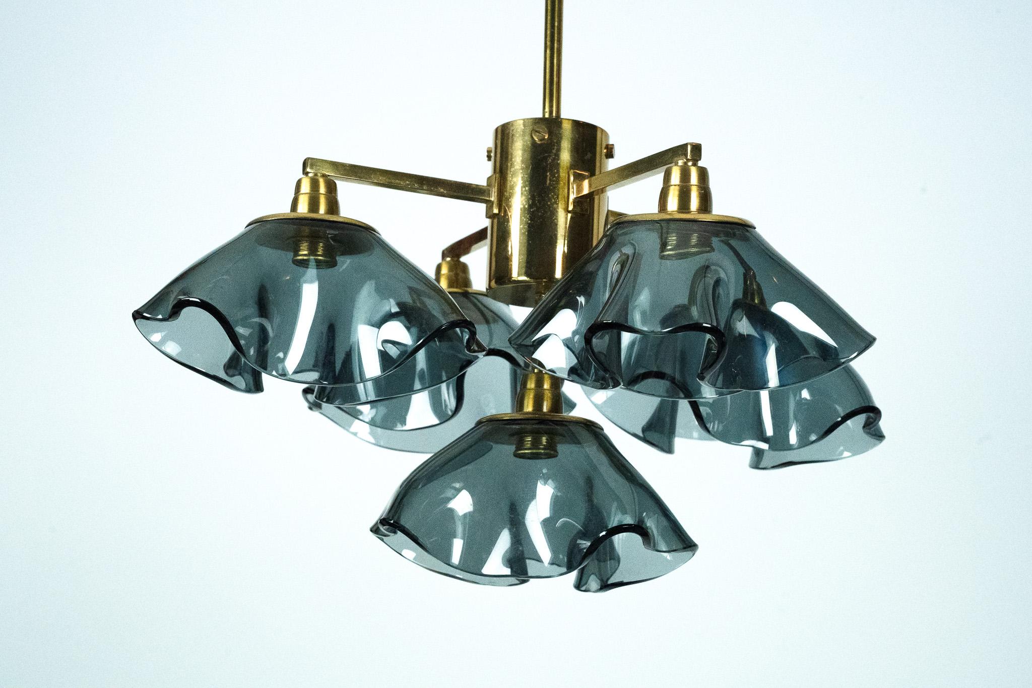 Mid-Century Modern Lustre italien à cinq branches en verre Vistosi fumé et laiton, années 1970. en vente