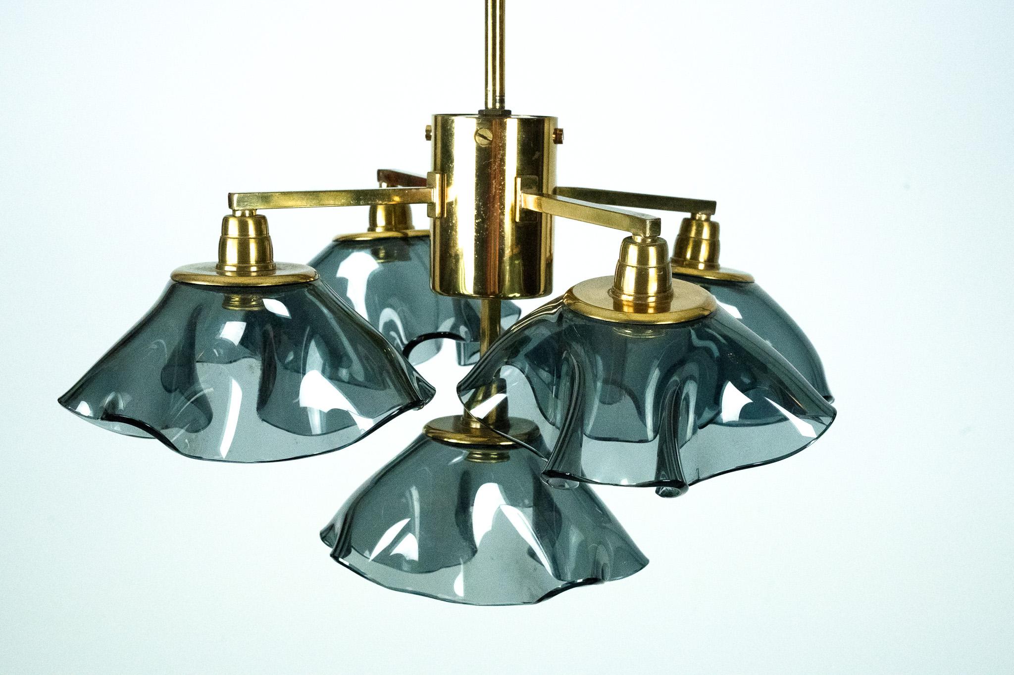 Laiton Lustre italien à cinq branches en verre Vistosi fumé et laiton, années 1970. en vente