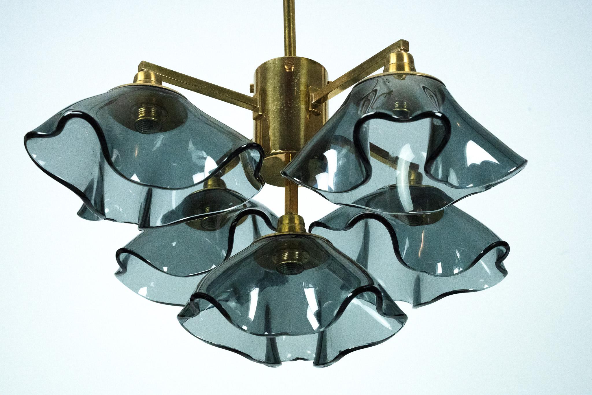 Lustre italien à cinq branches en verre Vistosi fumé et laiton, années 1970. en vente 1