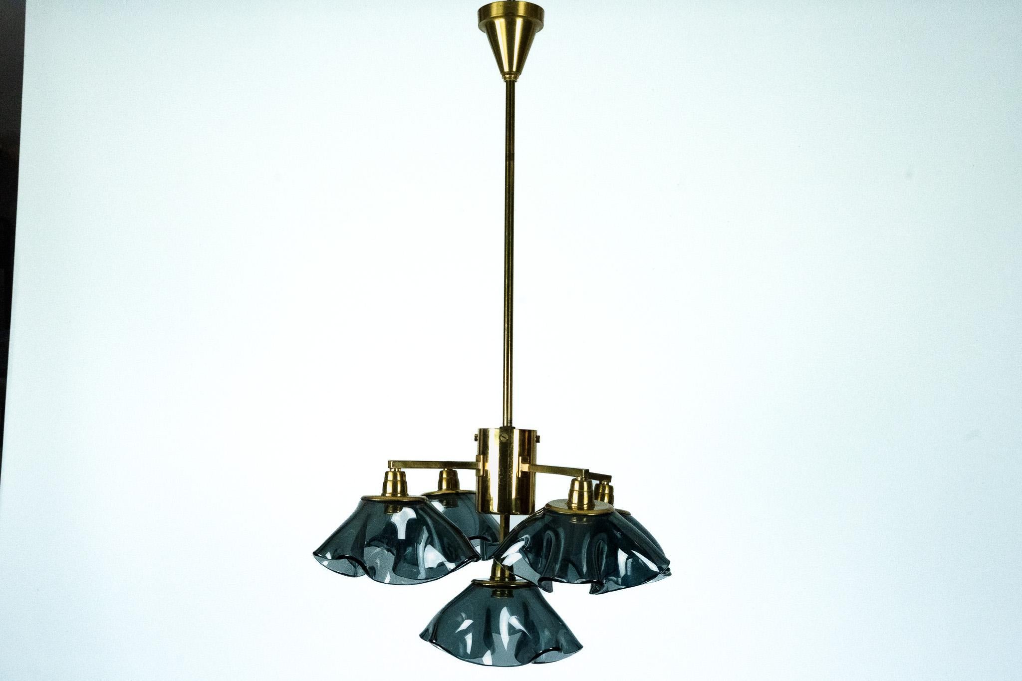 Lustre italien à cinq branches en verre Vistosi fumé et laiton, années 1970. en vente 2