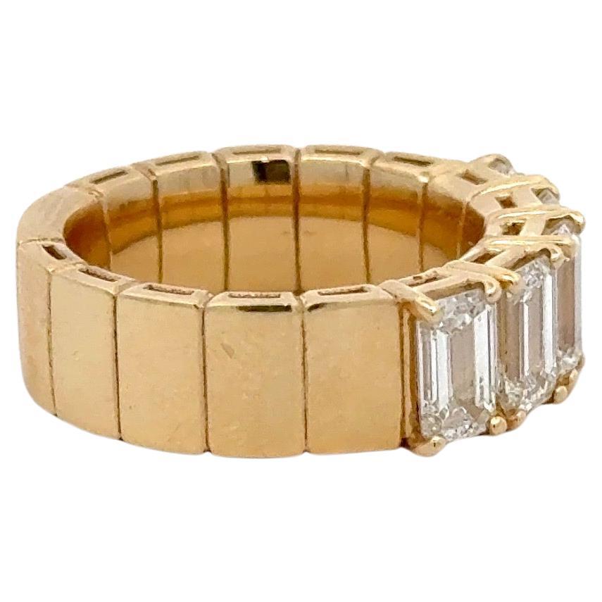Alianza de boda italiana de oro amarillo de 18 quilates con 5 cortes de esmeralda de 2,67 quilates, con una media de 0,53 puntos cada uno.
Color F-G
Claridad VS1-VS2

Ancho de banda: 6,5 mm
Longitud del adorno: 6,7 mm
Ancho del adorno: 19,6