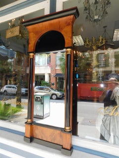 Specchio da parete italiano in mogano a fiamma e dorato ebanizzato con vetro originale, 1810 ca.