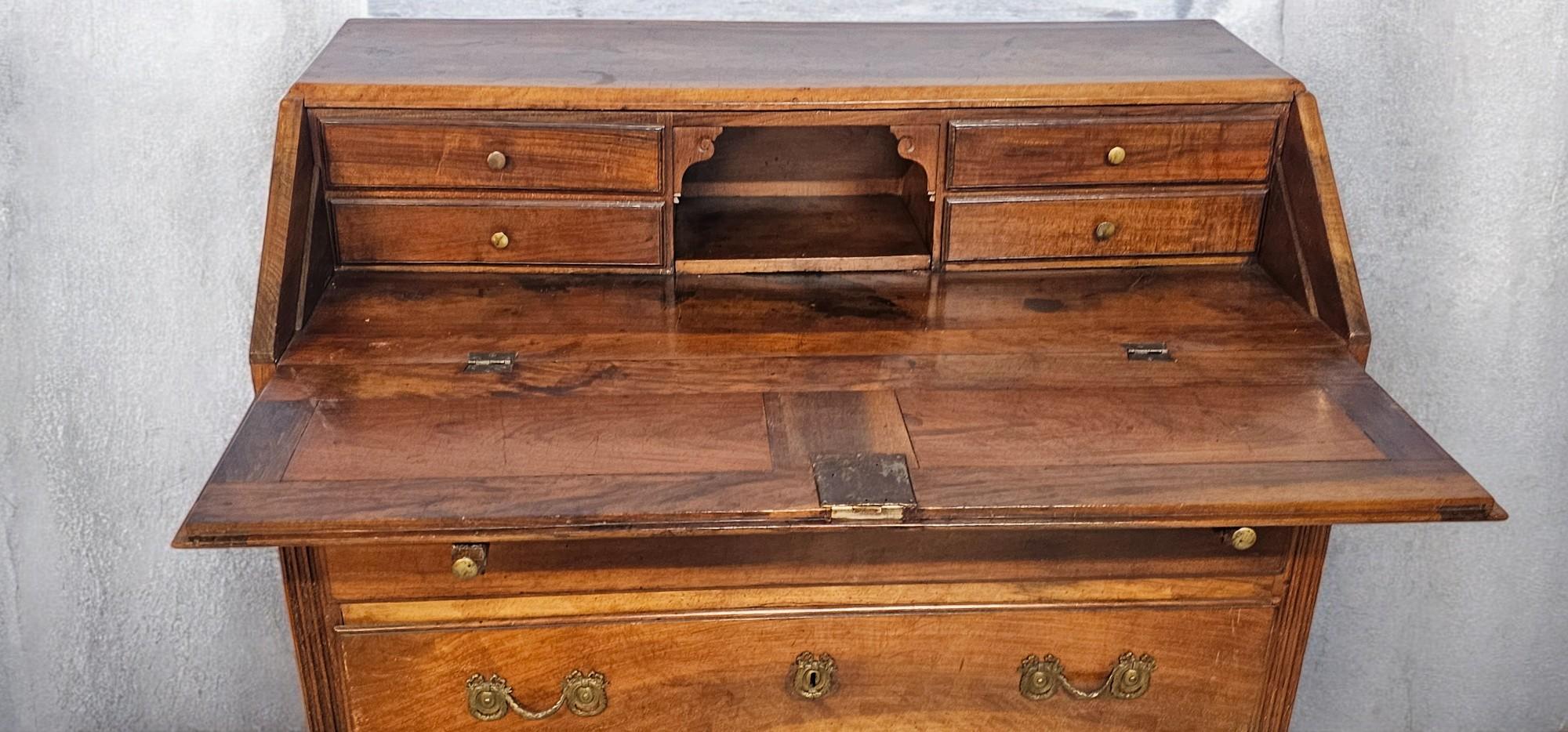 Italian Flap Sideboard in solid walnut , Louis XVI period, Parma 1760 For Sale 4