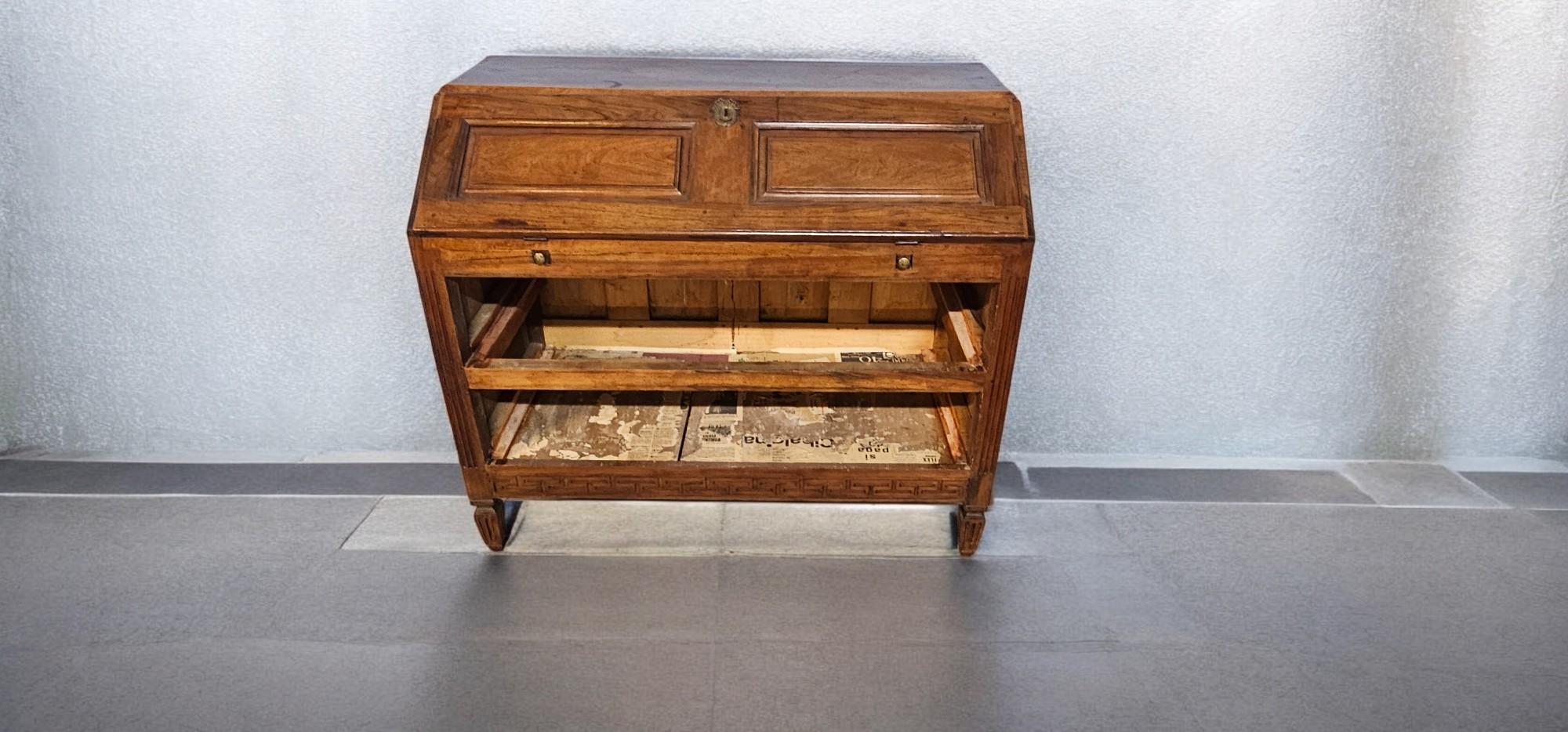 Italian Flap Sideboard in solid walnut , Louis XVI period, Parma 1760 For Sale 11