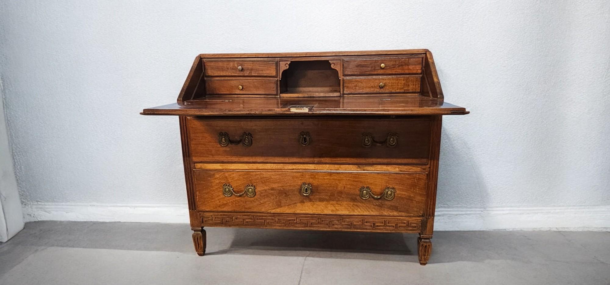 Parmigiana flap in solid walnut from around 1760 made in the Louis XVI style, a key element of the Louis XVI style is 
the renewed interest in the themes of classical Greek and Roman culture, which leads to a preference for linear forms, 
geometric