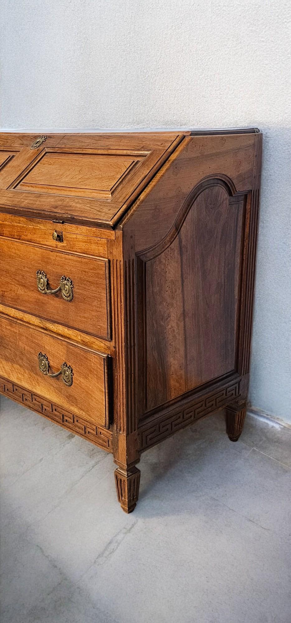 Italian Flap Sideboard in solid walnut , Louis XVI period, Parma 1760 In Good Condition For Sale In Traversetolo, IT