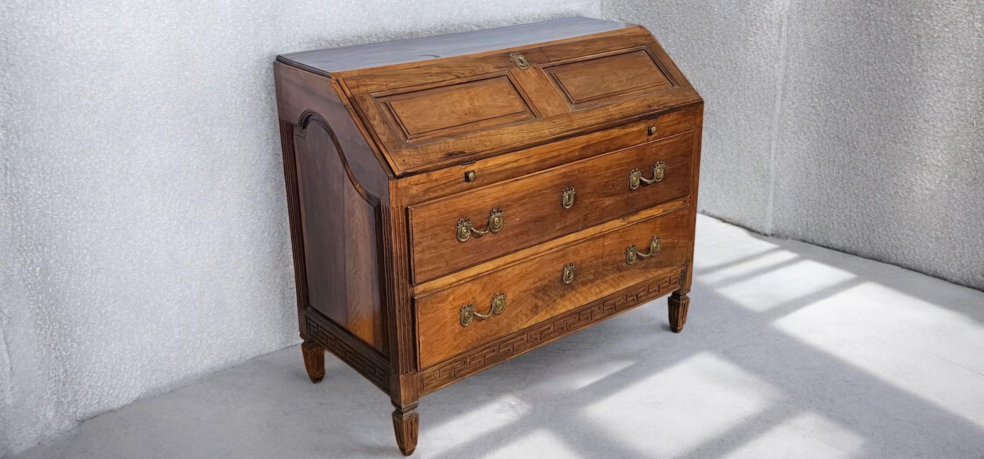 Italian Flap Sideboard in solid walnut , Louis XVI period, Parma 1760 For Sale 1