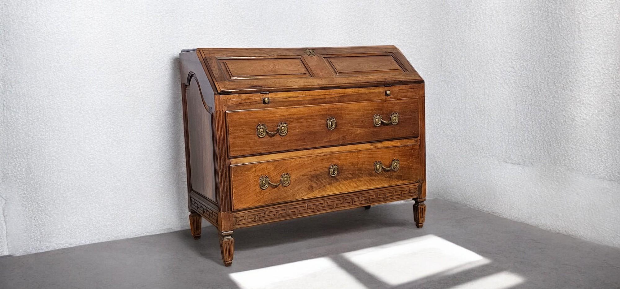 Italian Flap Sideboard in solid walnut , Louis XVI period, Parma 1760 For Sale 2