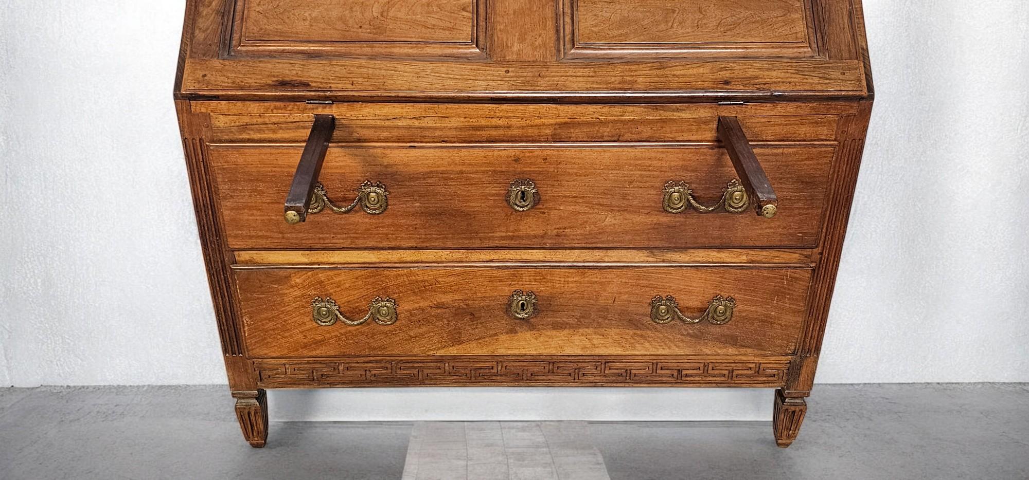Italian Flap Sideboard in solid walnut , Louis XVI period, Parma 1760 For Sale 3
